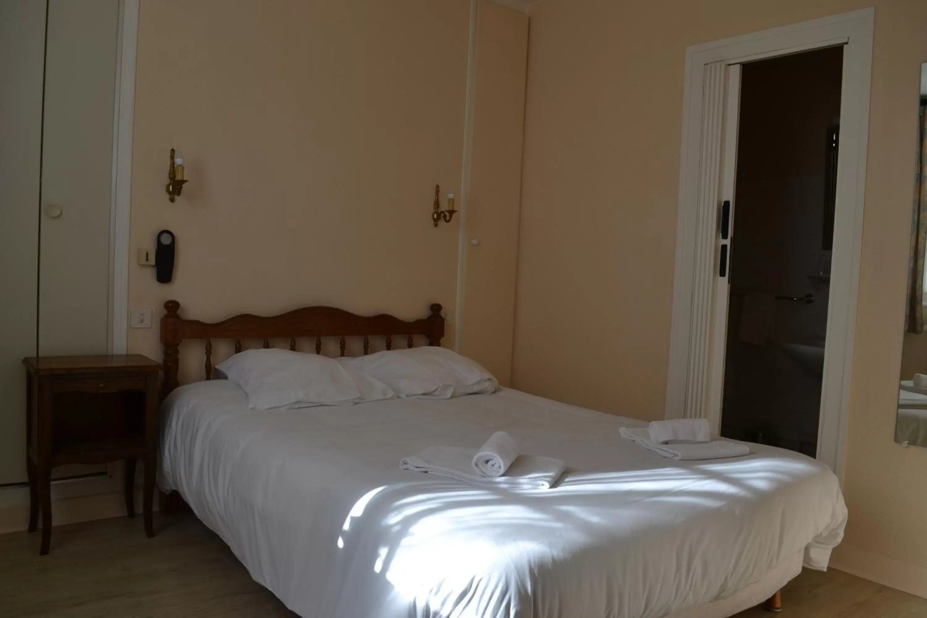 Bedroom, Bed in Le Lanthenay