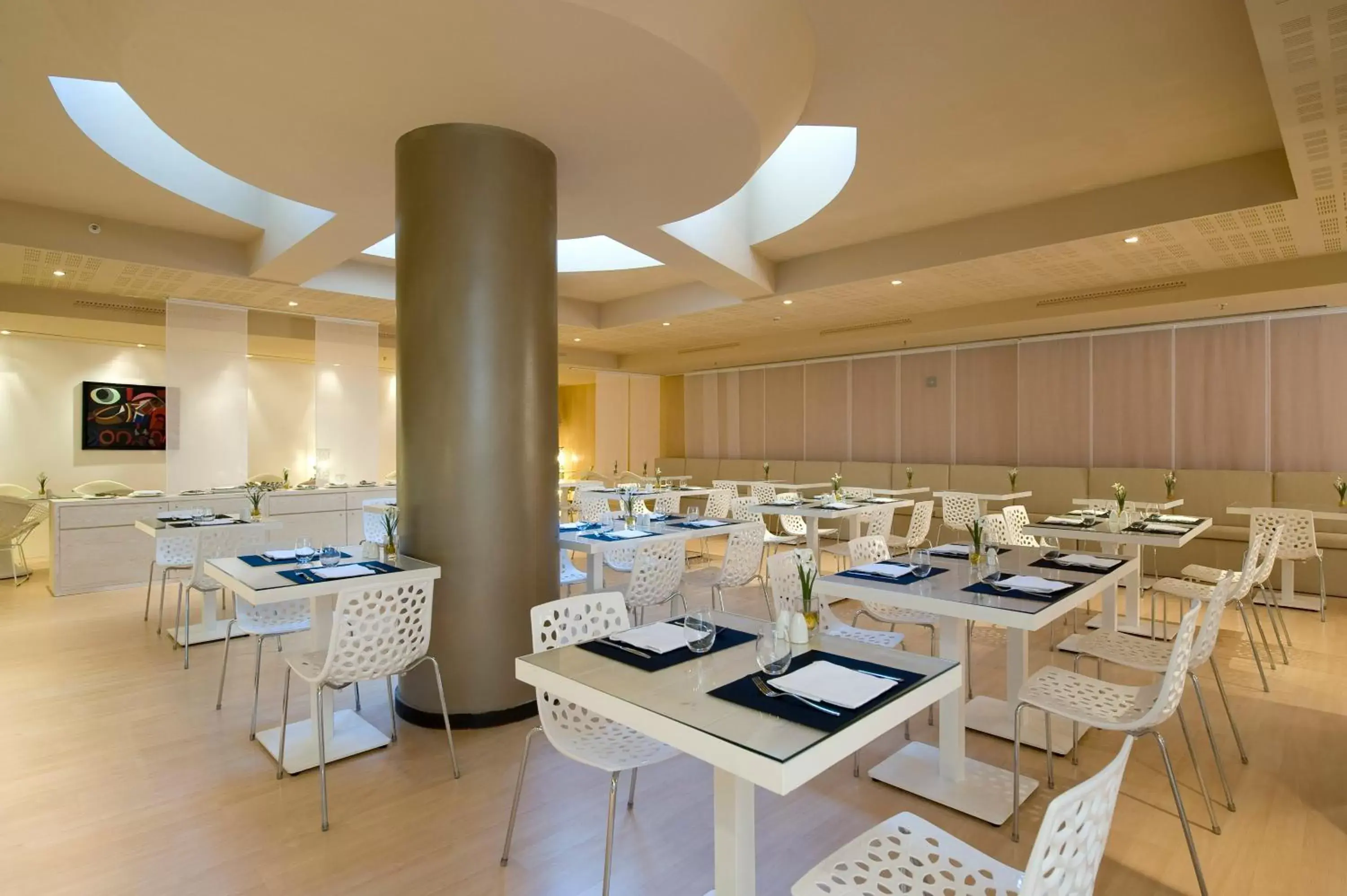 Restaurant/Places to Eat in Hotel Badalona Tower