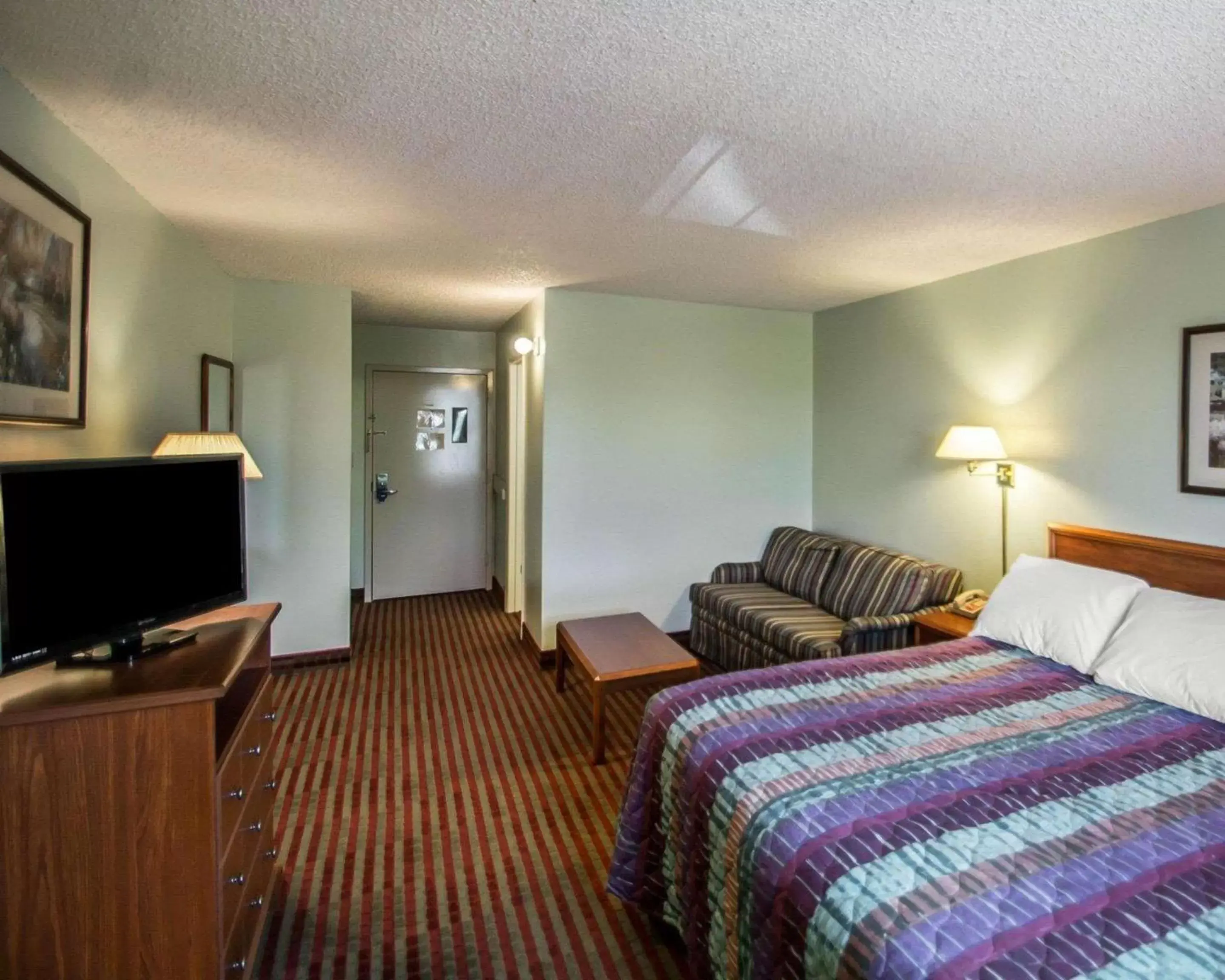 Photo of the whole room, Bed in Rodeway Inn Lakeville