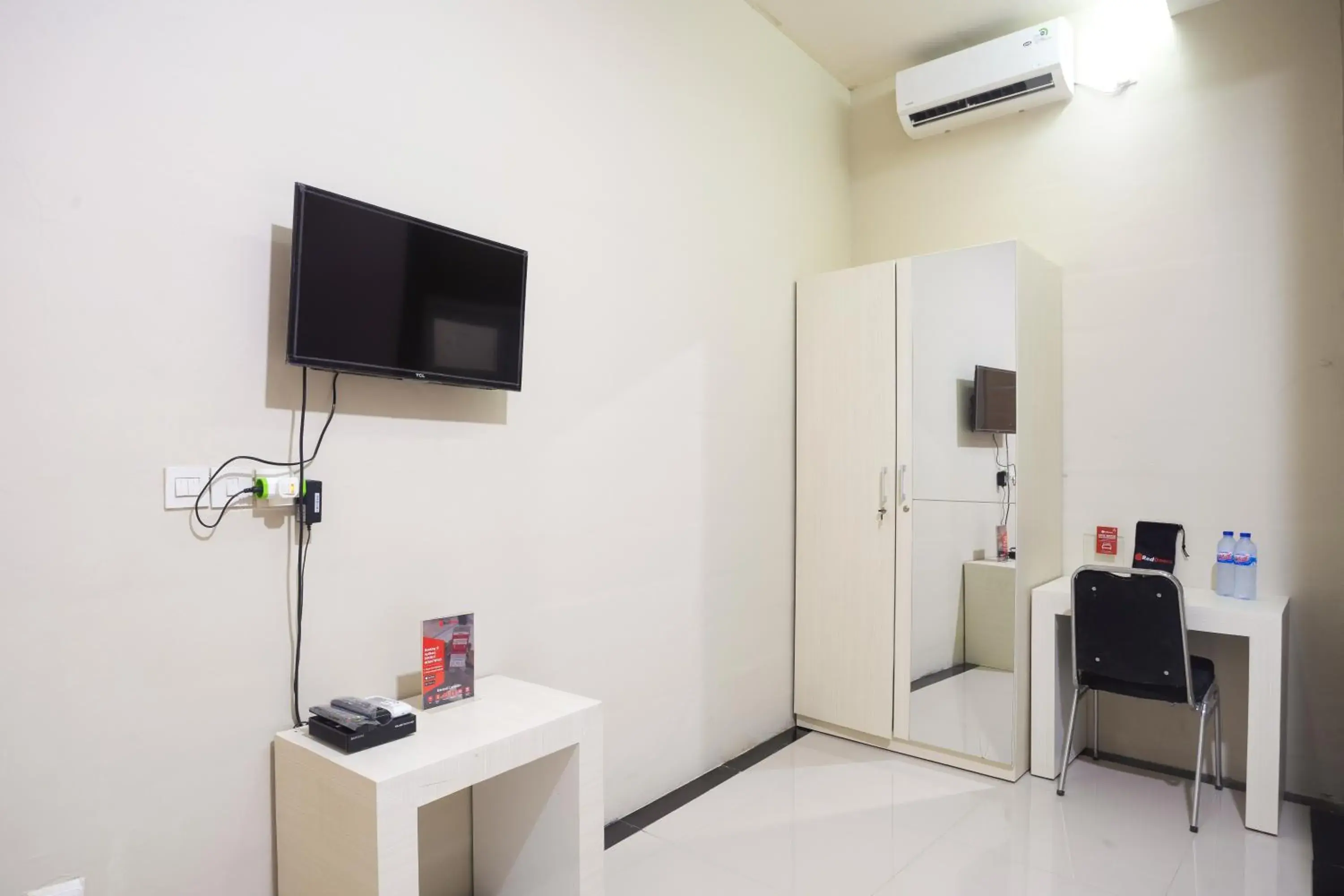 Bedroom, TV/Entertainment Center in RedDoorz near IPB Dramaga Bogor