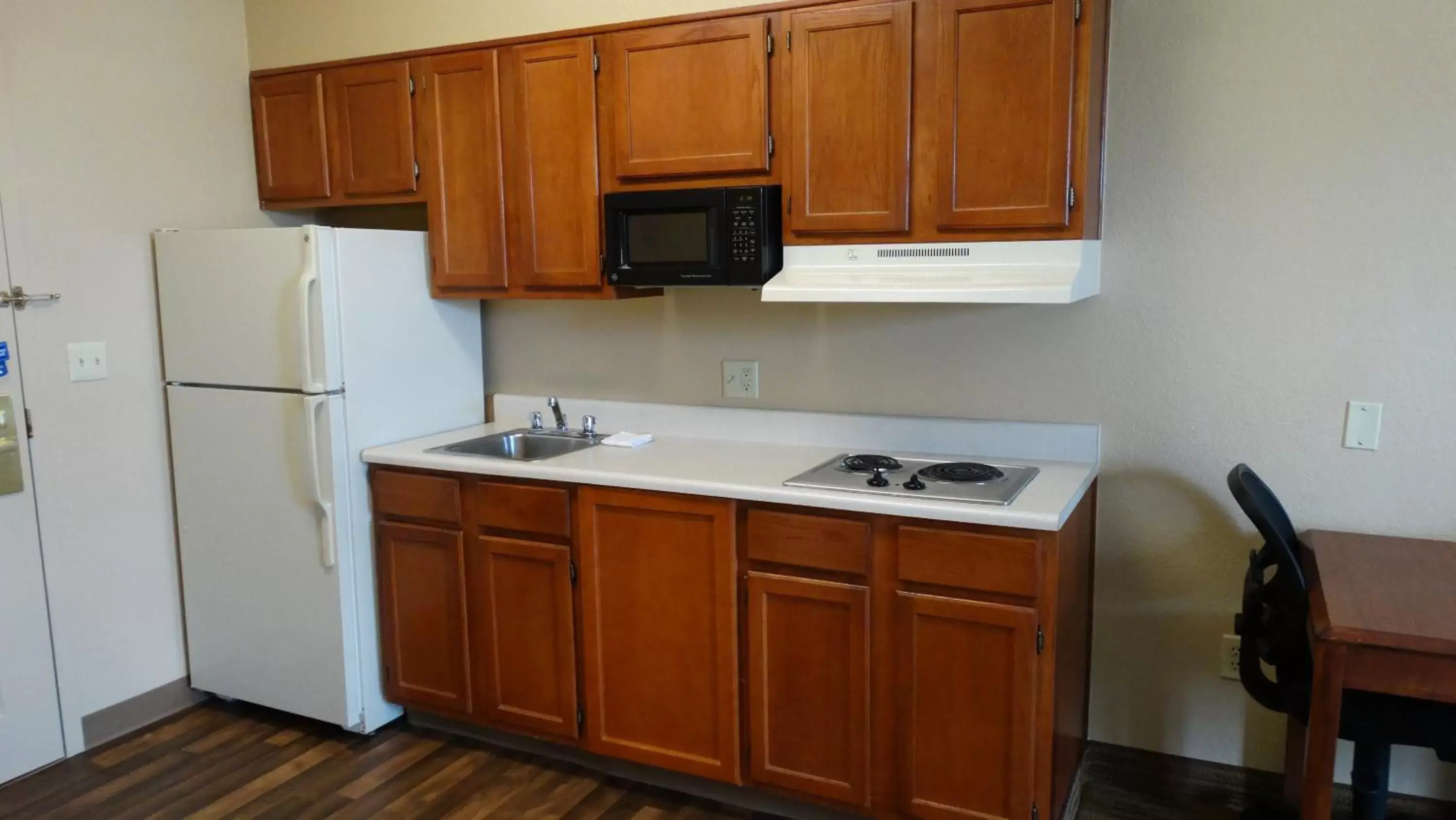 Kitchen or kitchenette, Kitchen/Kitchenette in Extended Stay America Suites - Dallas - Frankford Road