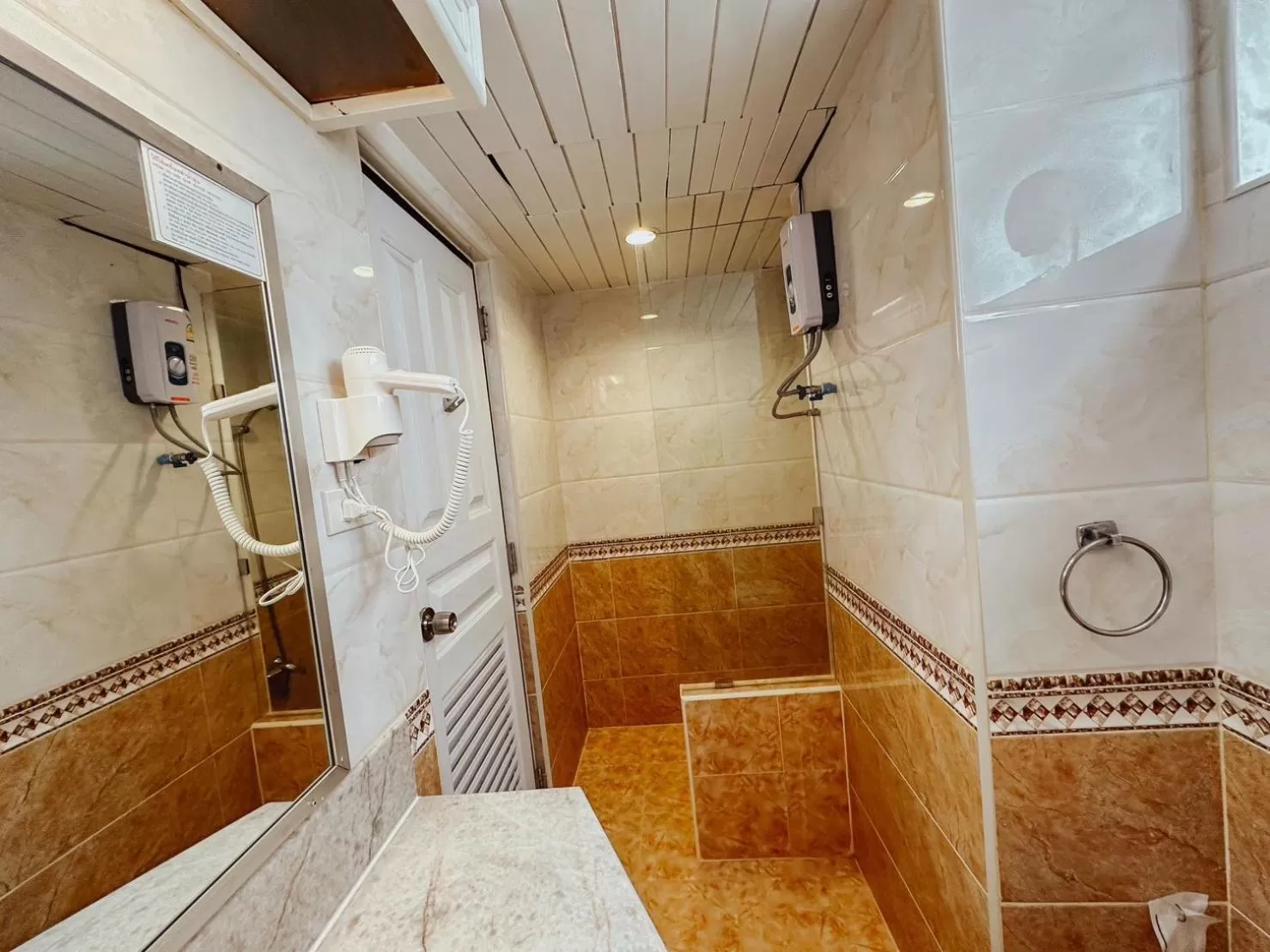 Shower in Hotel De Khuvieng