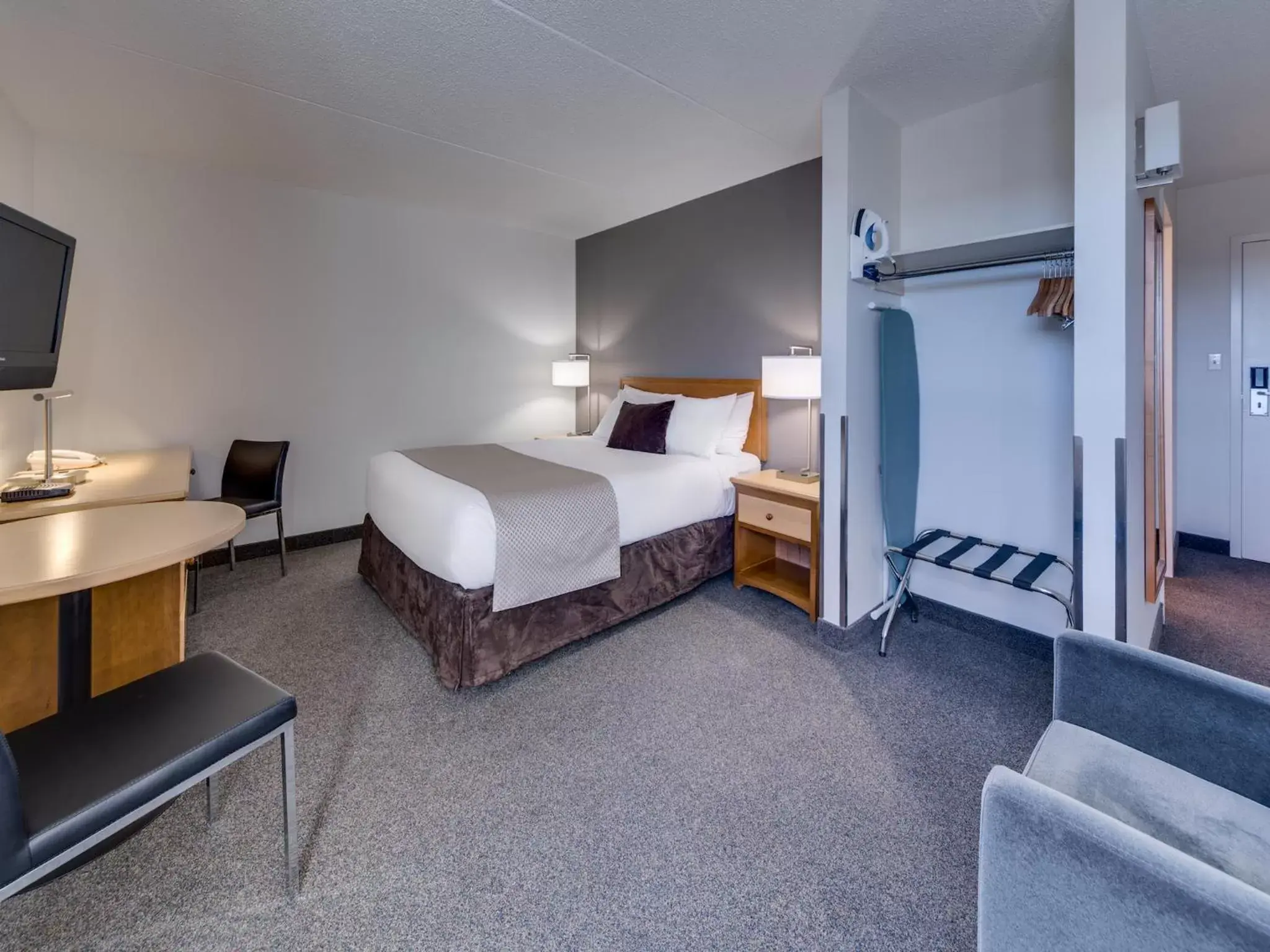 Shower, Bed in Heritage Inn Hotel & Convention Centre - Pincher Creek