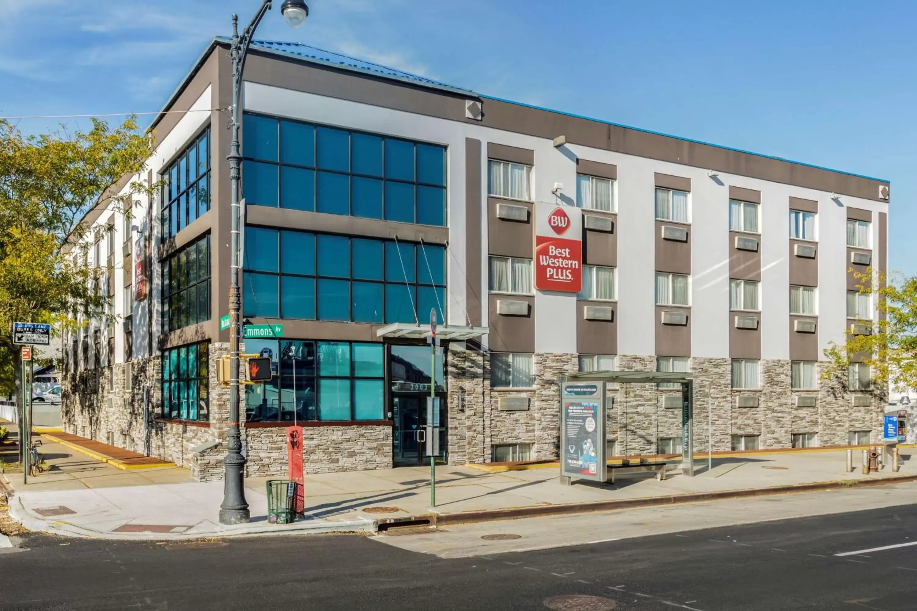 Property building in Best Western Plus Brooklyn Bay Hotel Property building in Best Western Plus Brooklyn Bay Hotel