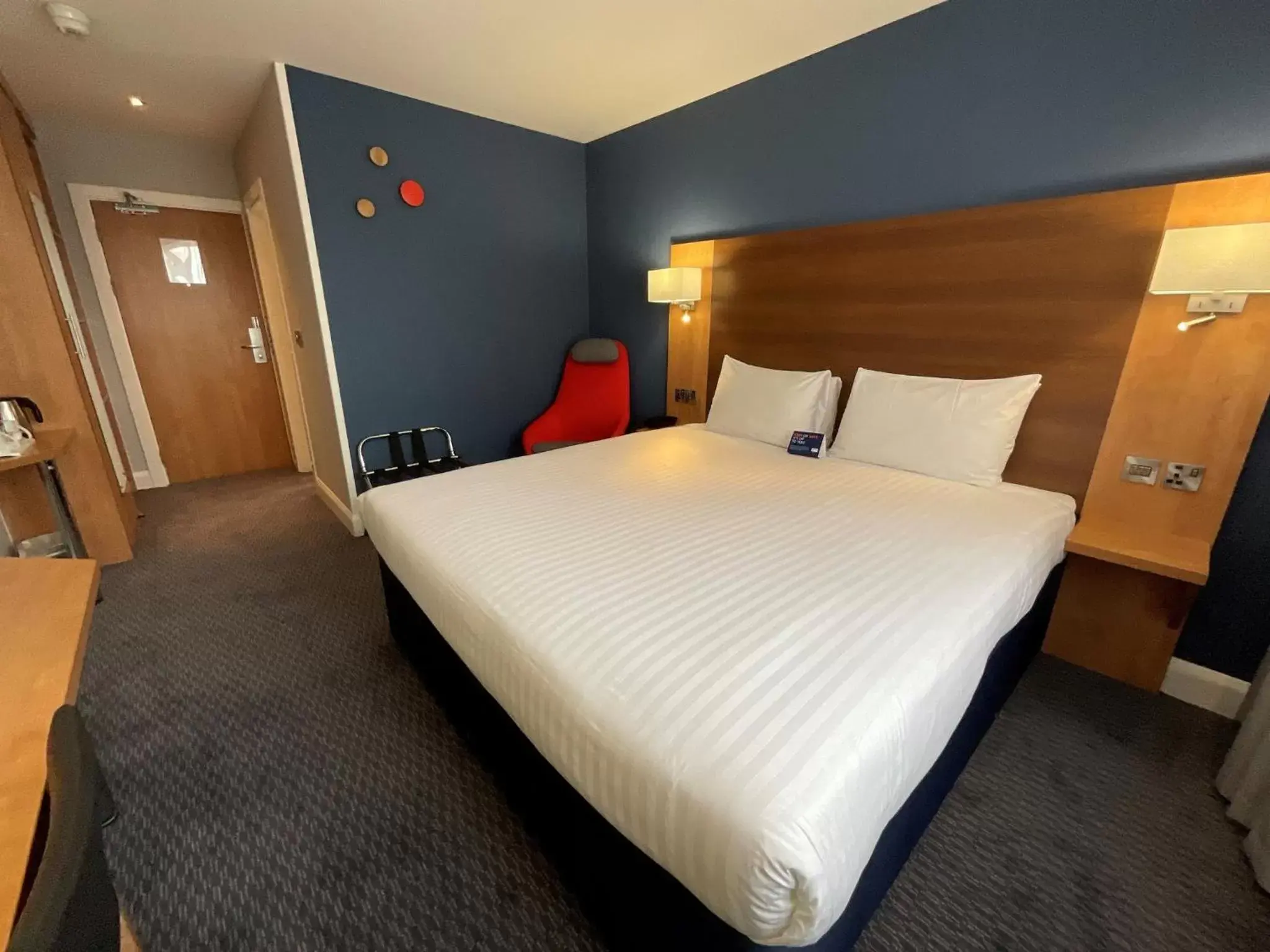 Photo of the whole room, Bed in Holiday Inn Express Nuneaton, an IHG Hotel