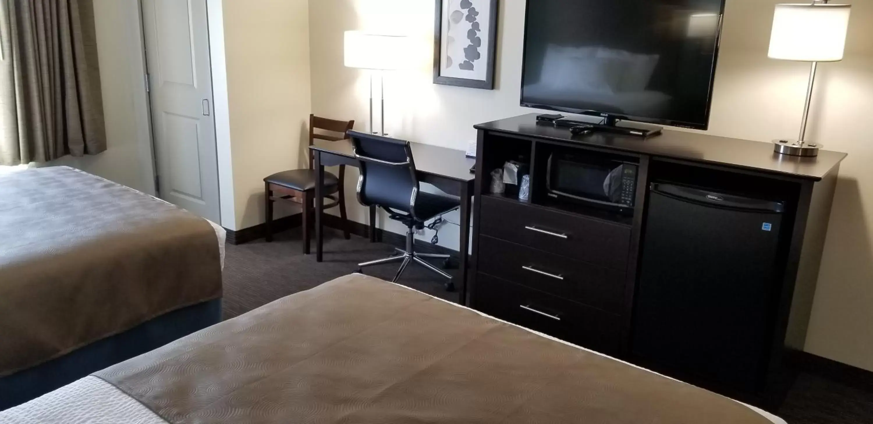TV and multimedia, TV/Entertainment Center in AmericInn by Wyndham Sioux Falls North