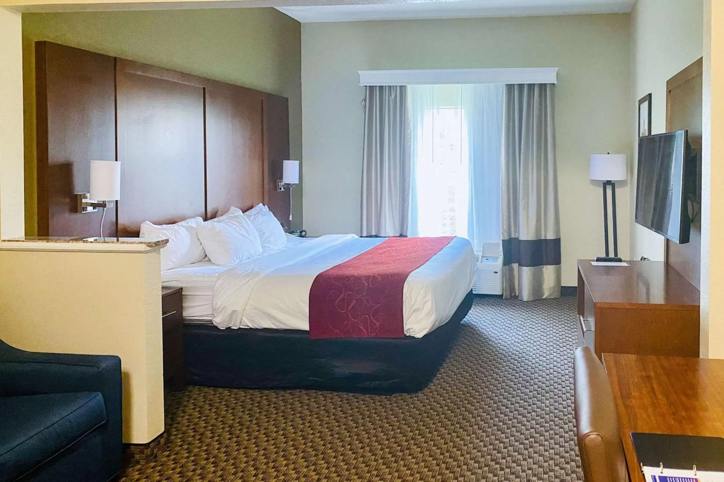 Photo of the whole room, Bed in Comfort Suites - Jefferson City