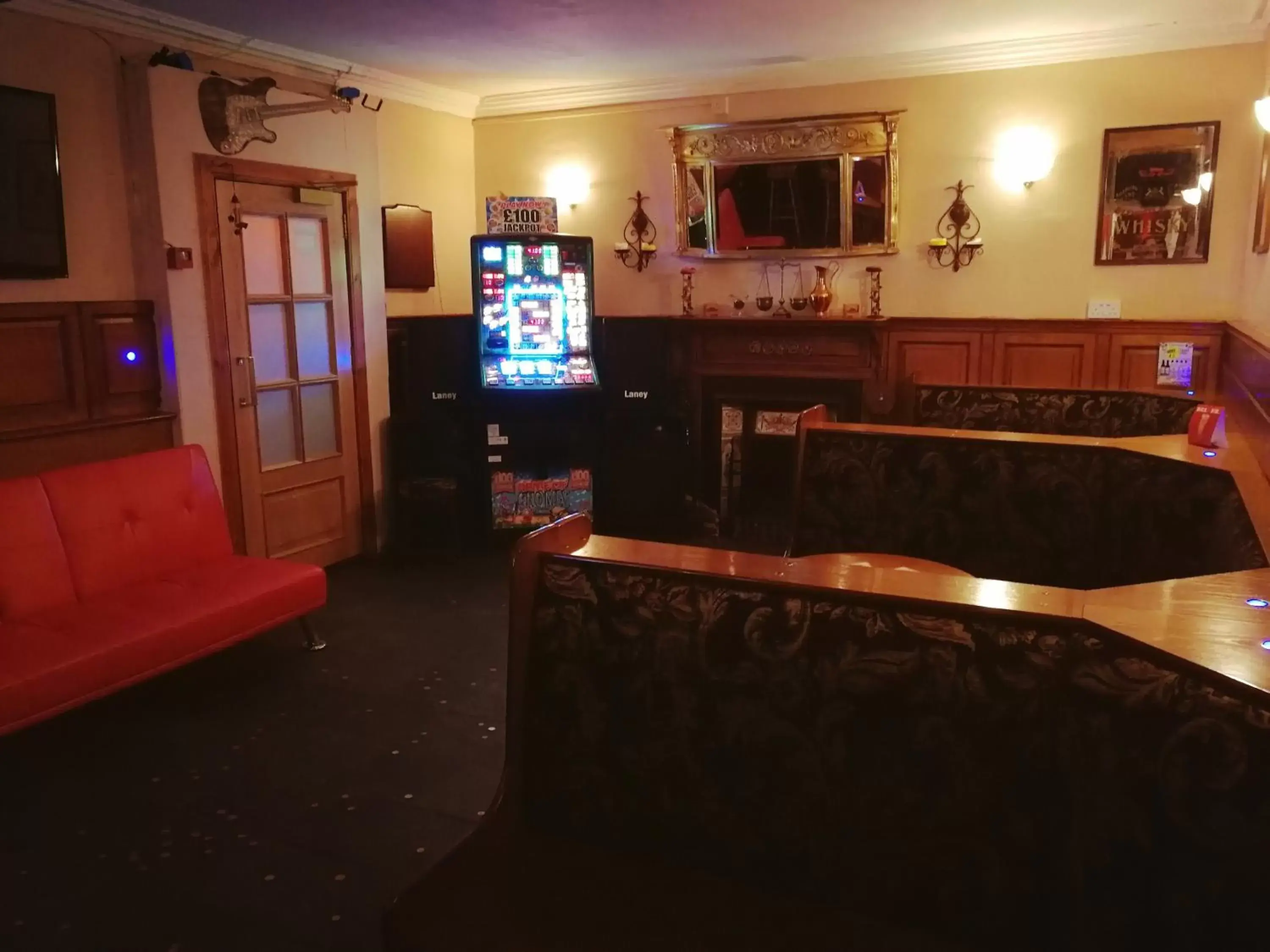 Lounge or bar, TV/Entertainment Center in Victoria Hotel