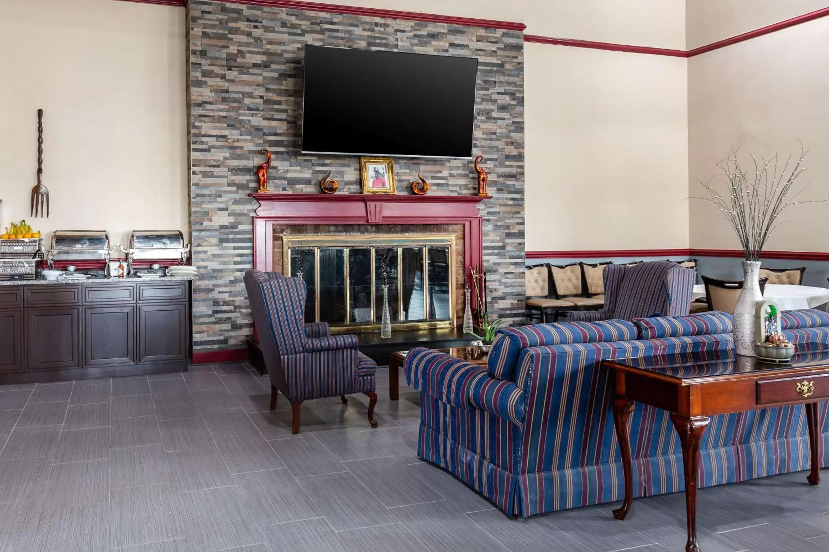 Restaurant/places to eat, TV/Entertainment Center in Clarion Inn Falls Church- Arlington