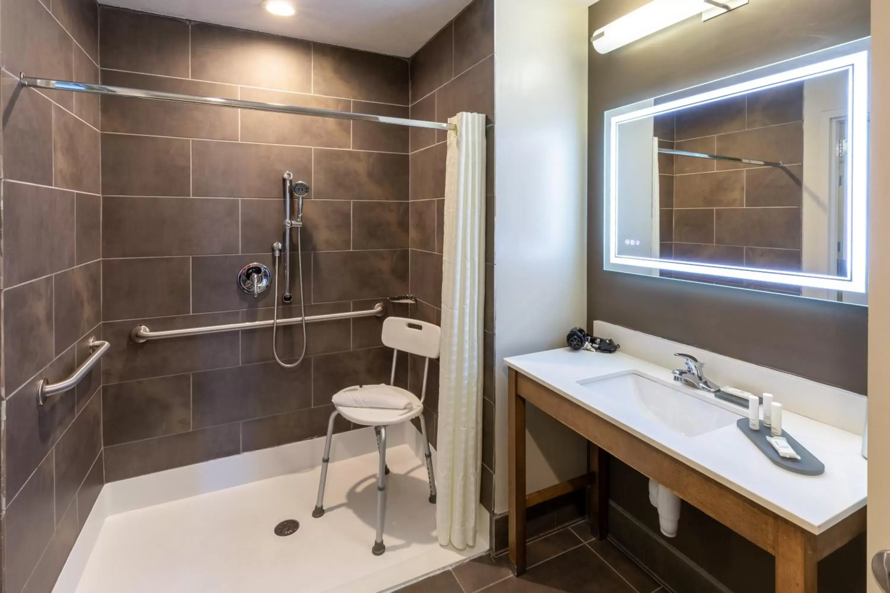 Bathroom in La Quinta Inn & Suites by Wyndham Tulsa Downtown - Route 66