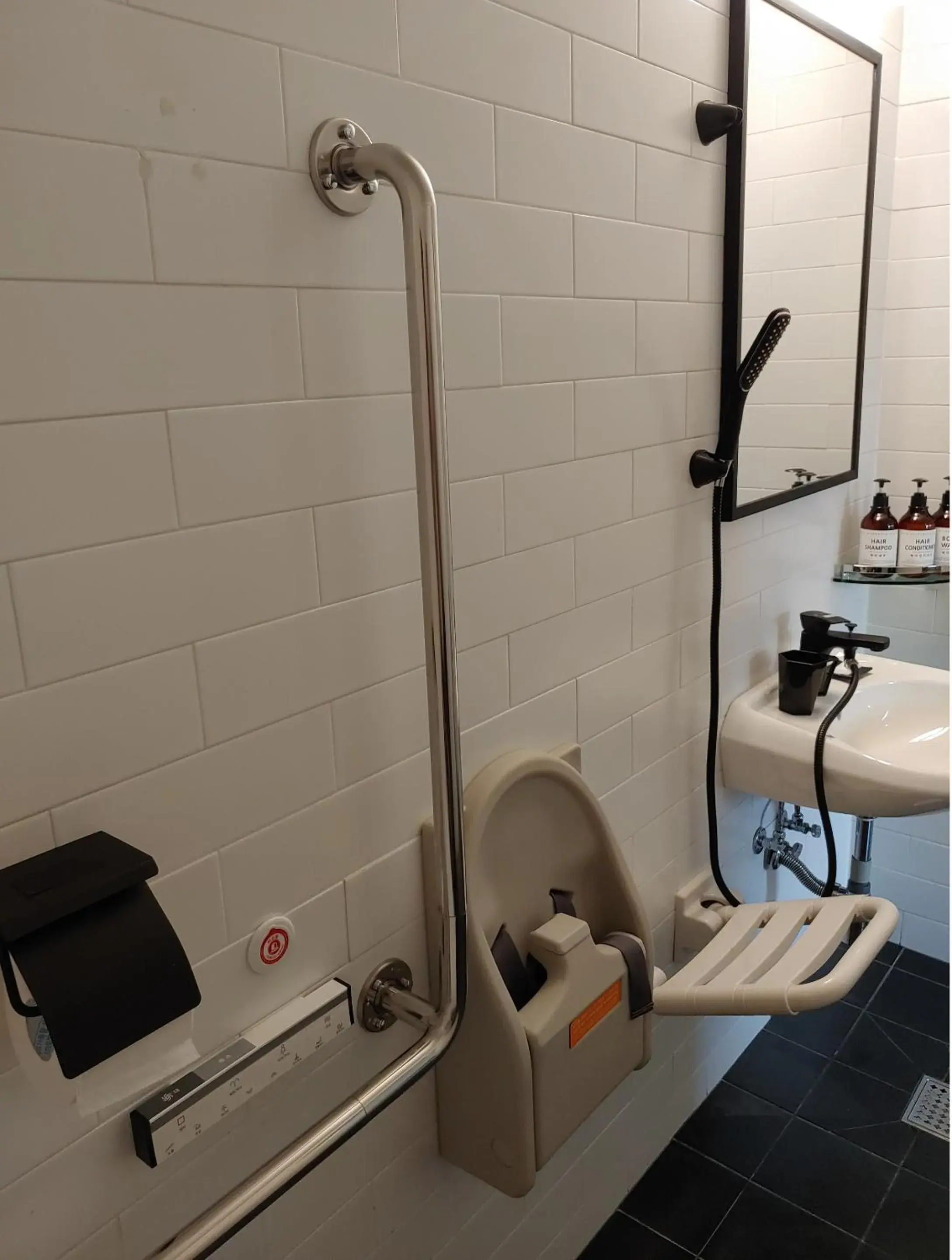 Facility for disabled guests, Bathroom in Wegoinn Hostel