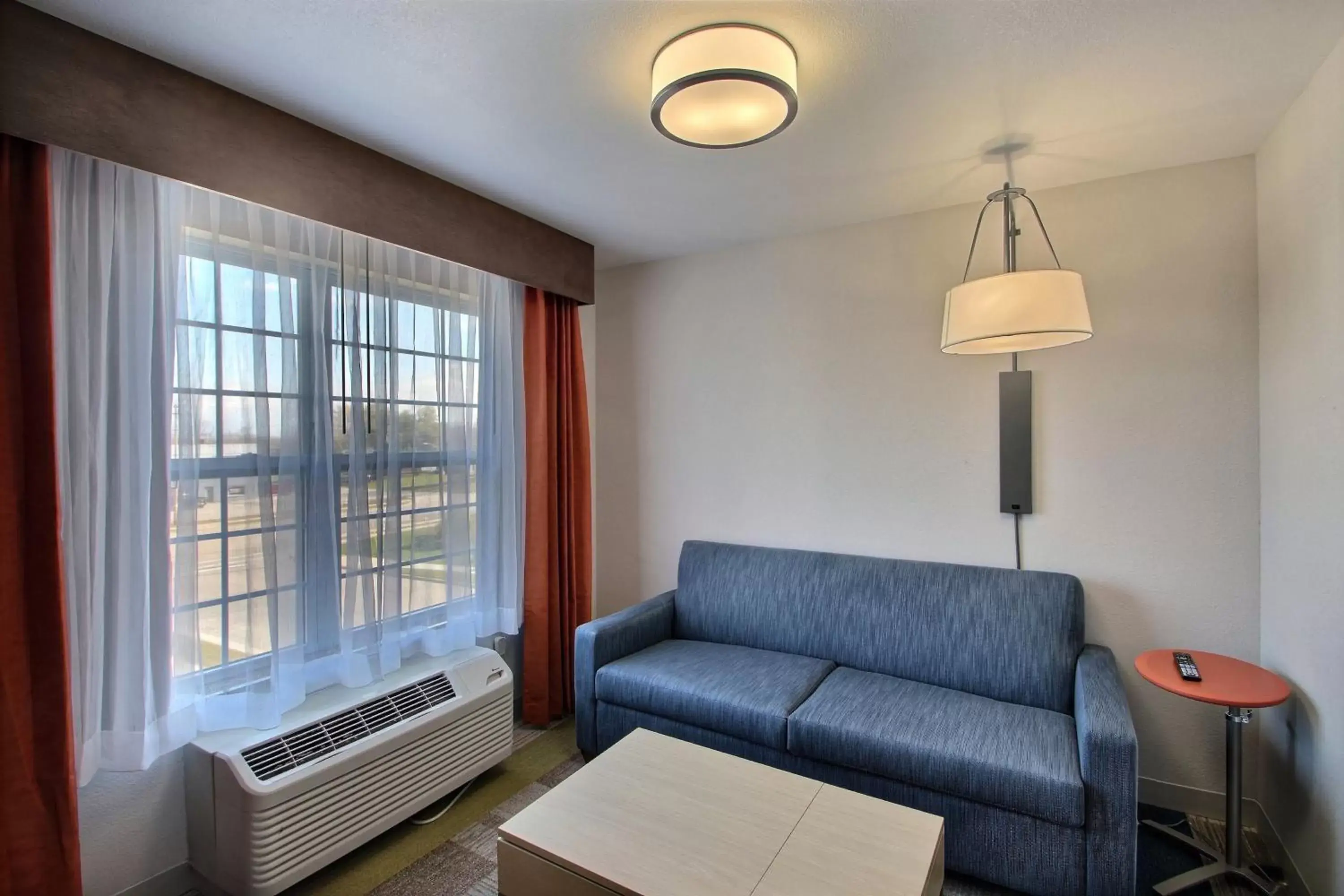 Photo of the whole room, Seating Area in Holiday Inn Express Hotel & Suites Milwaukee Airport, an IHG Hotel