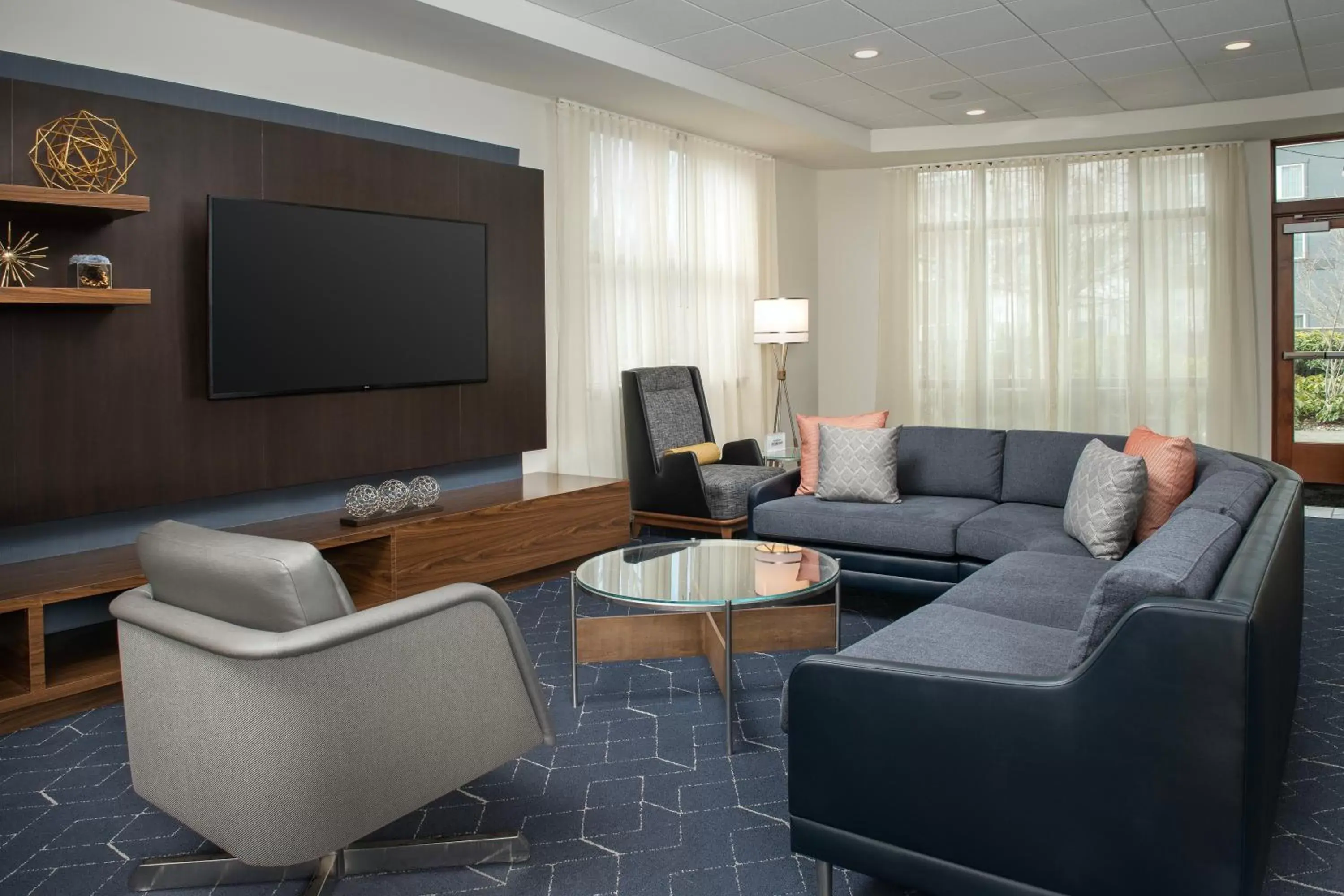 Seating Area in Courtyard by Marriott Seattle Kirkland