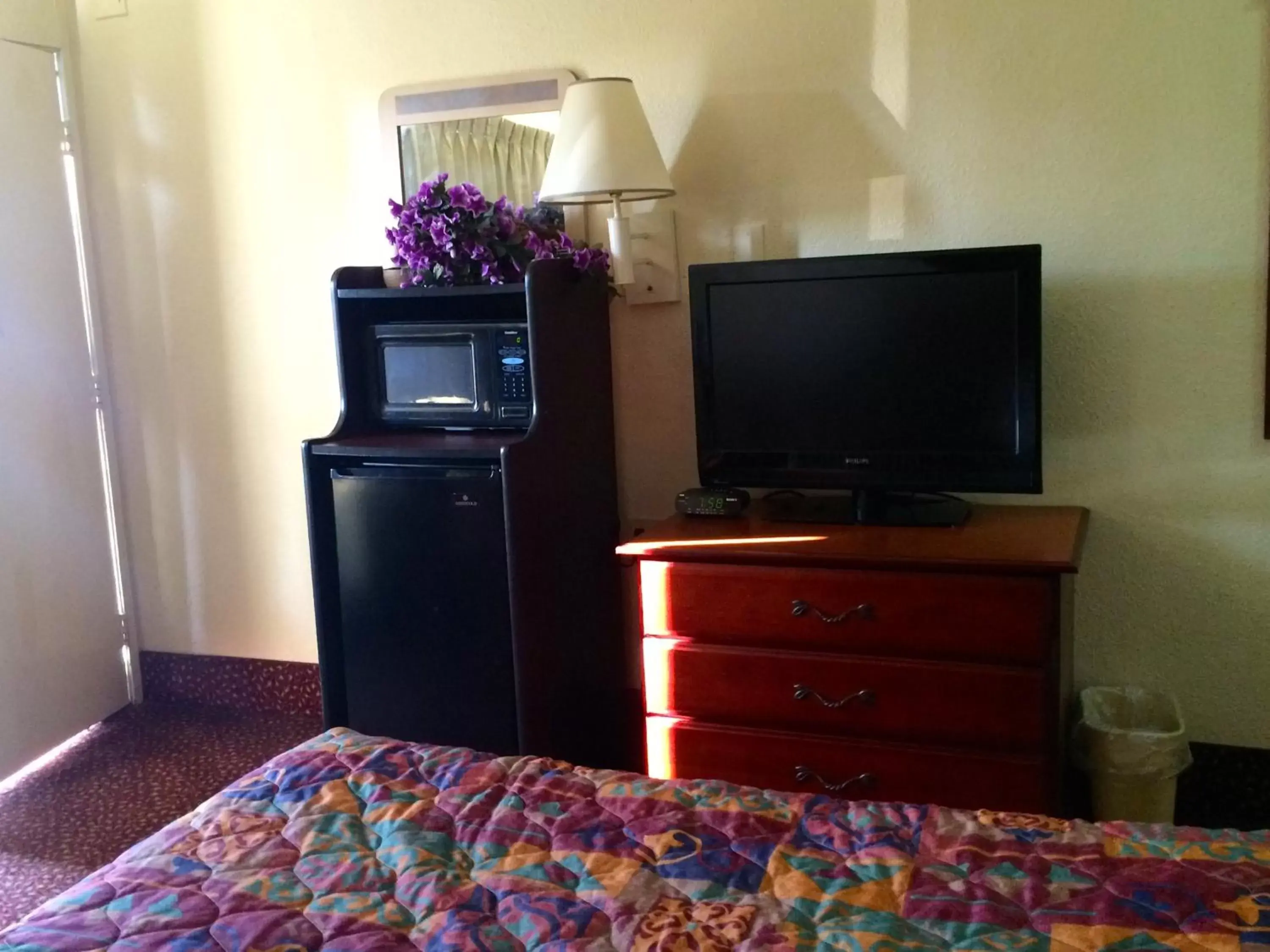 TV and multimedia, TV/Entertainment Center in Carpet Inn