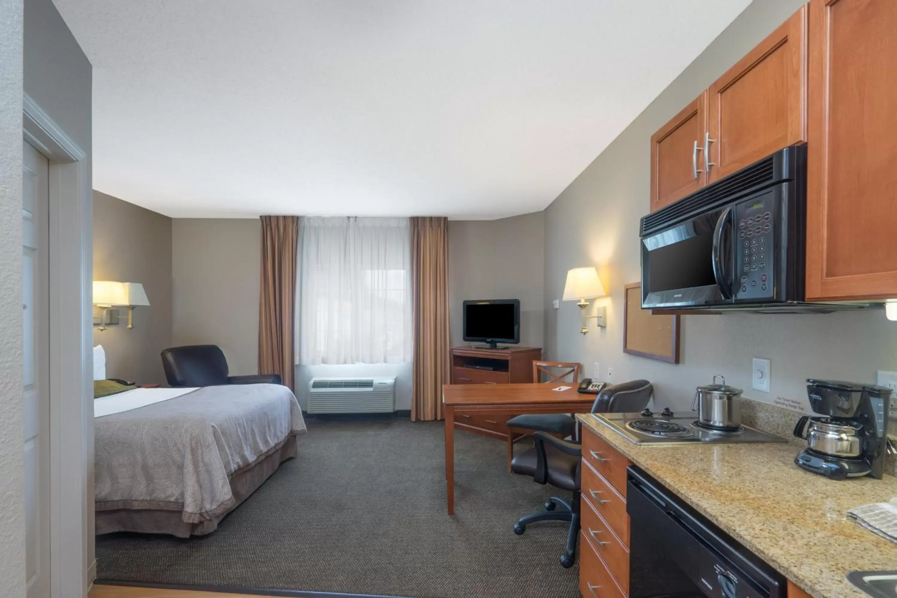 Photo of the whole room, Kitchen/Kitchenette in Candlewood Suites New Bern, an IHG Hotel