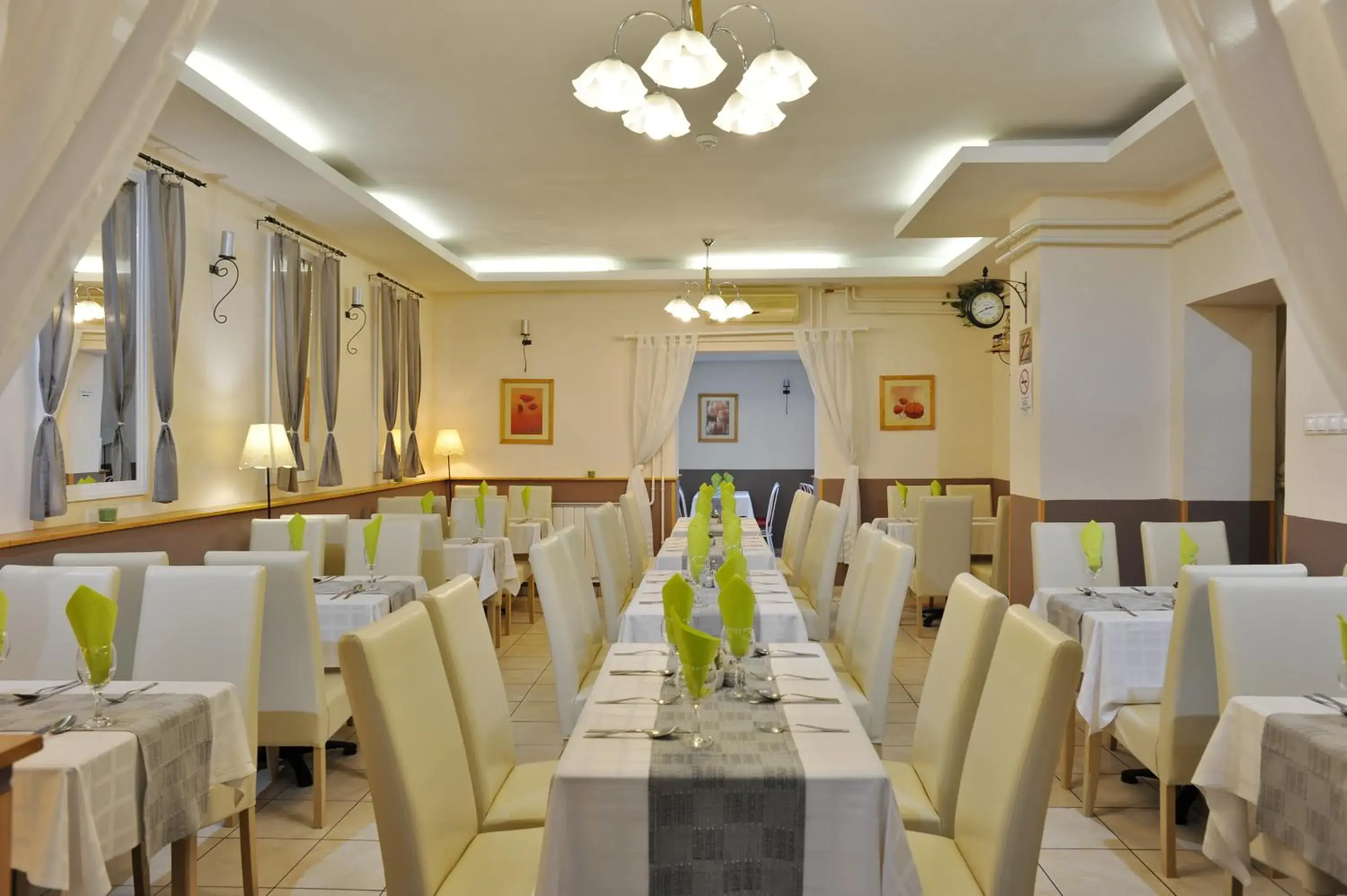 Restaurant/Places to Eat in Hotel Papillon