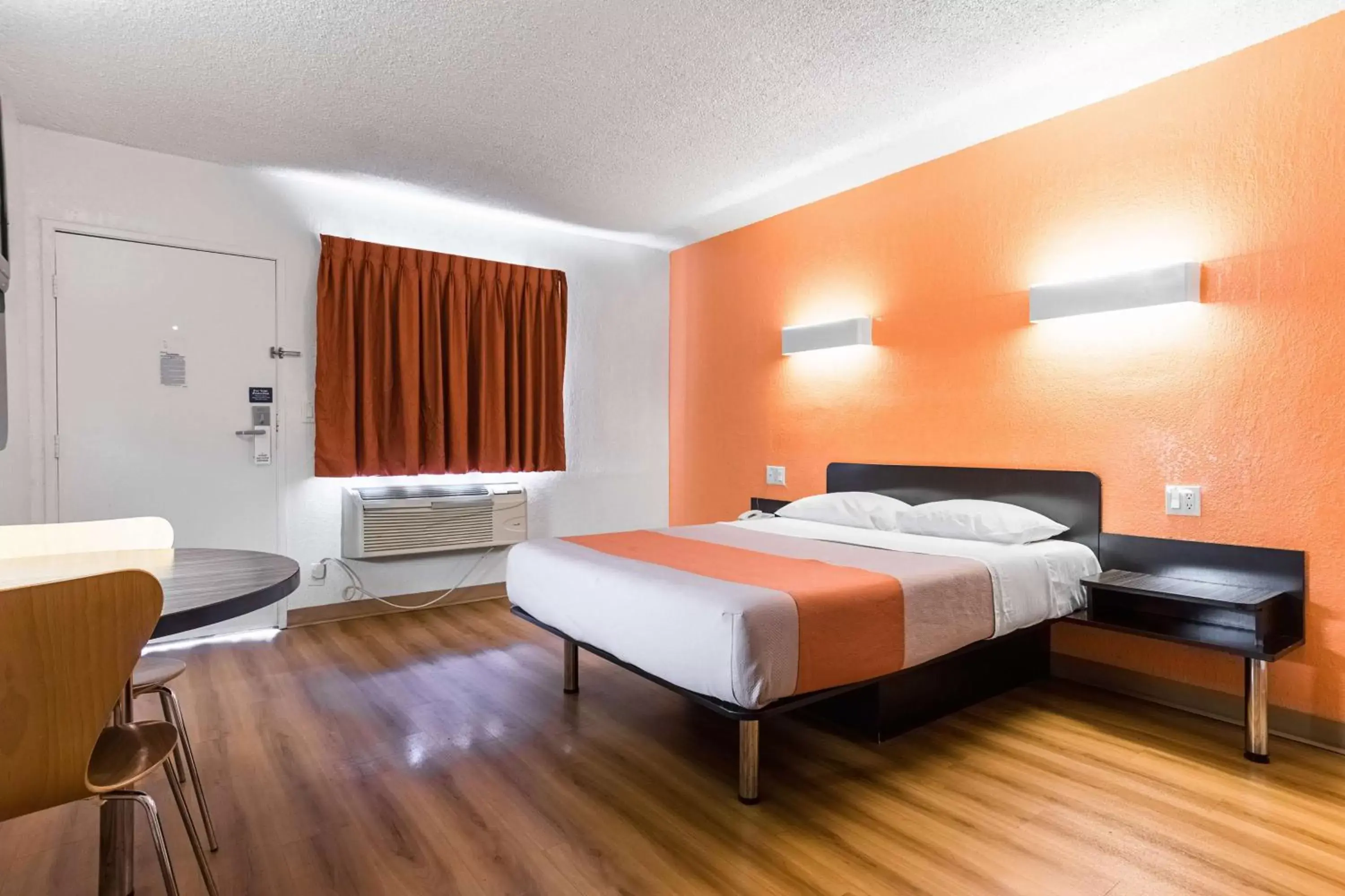 Bedroom, Bed in Motel 6-Long Beach, CA - International City