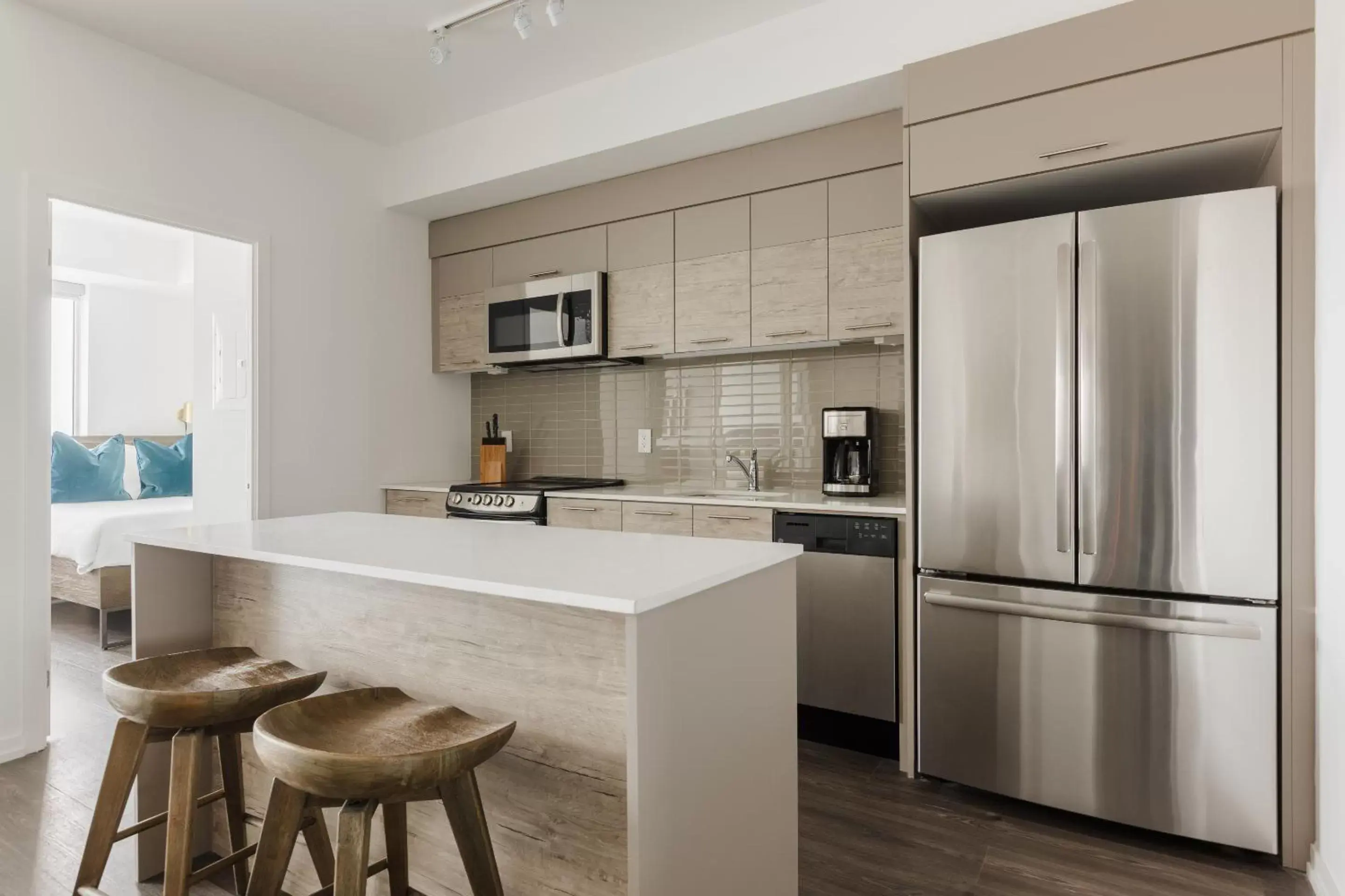 Living room, Kitchen/Kitchenette in Sonder at The Liberty