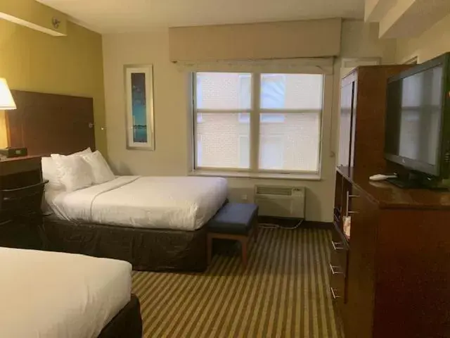 Photo of the whole room, Bed in Comfort Inn Downtown DC/Convention Center