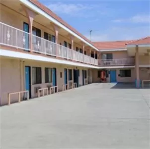 Property building in Royal Inn Motel Long Beach
