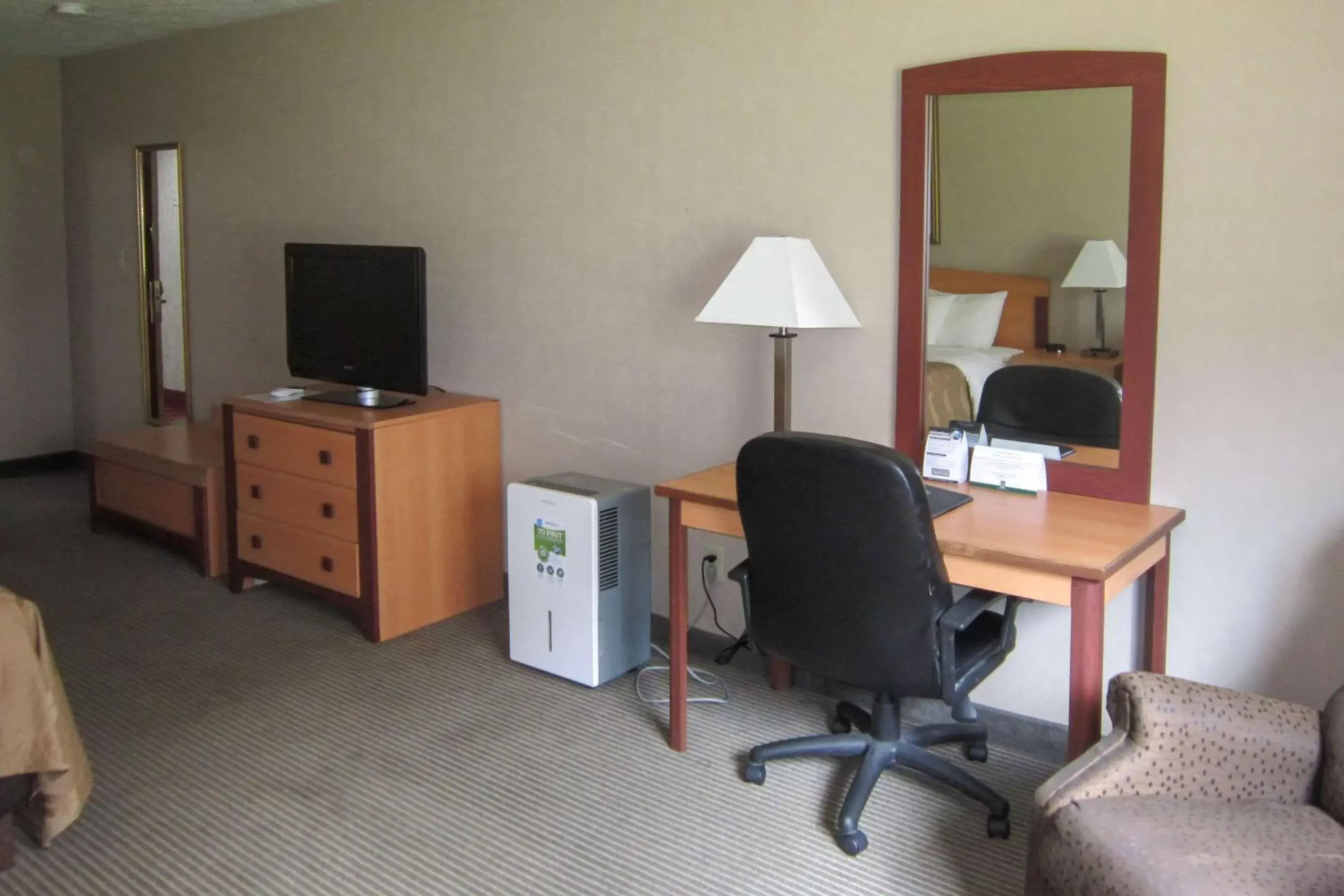 Photo of the whole room, TV/Entertainment Center in Quality Inn Nashville – Bloomington