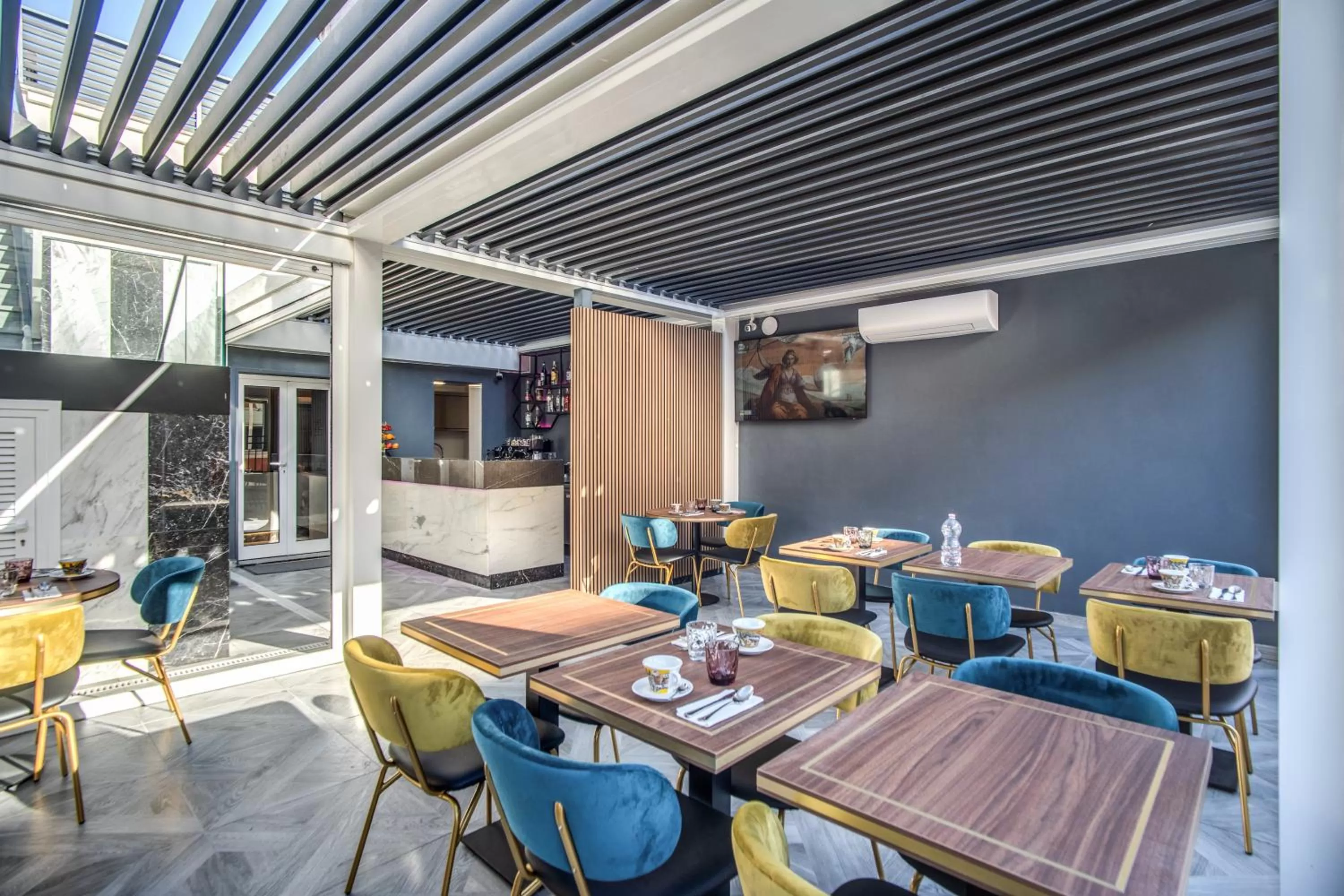 Restaurant/places to eat in CC Palace Hotel