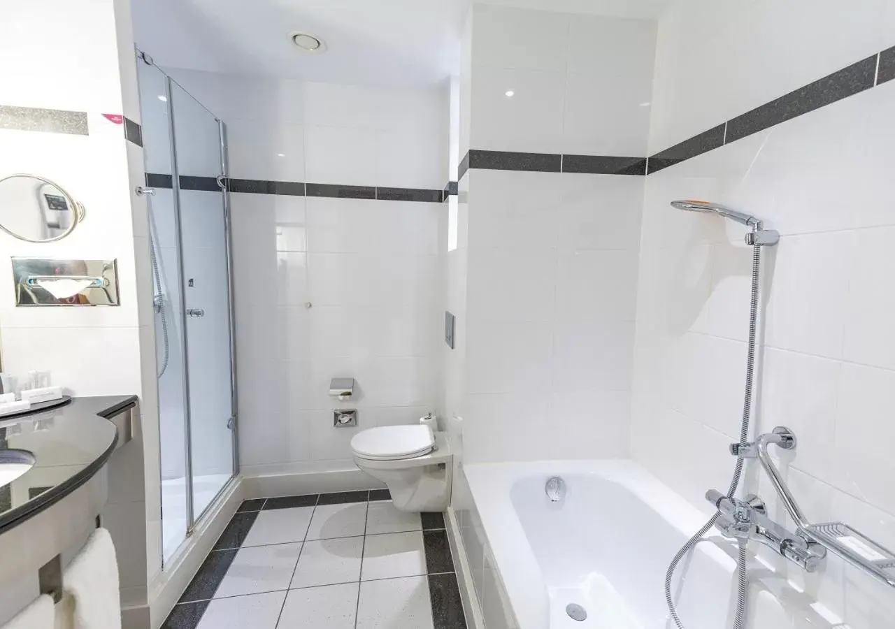 Shower, Bathroom in Crowne Plaza Brussels Airport, an IHG Hotel