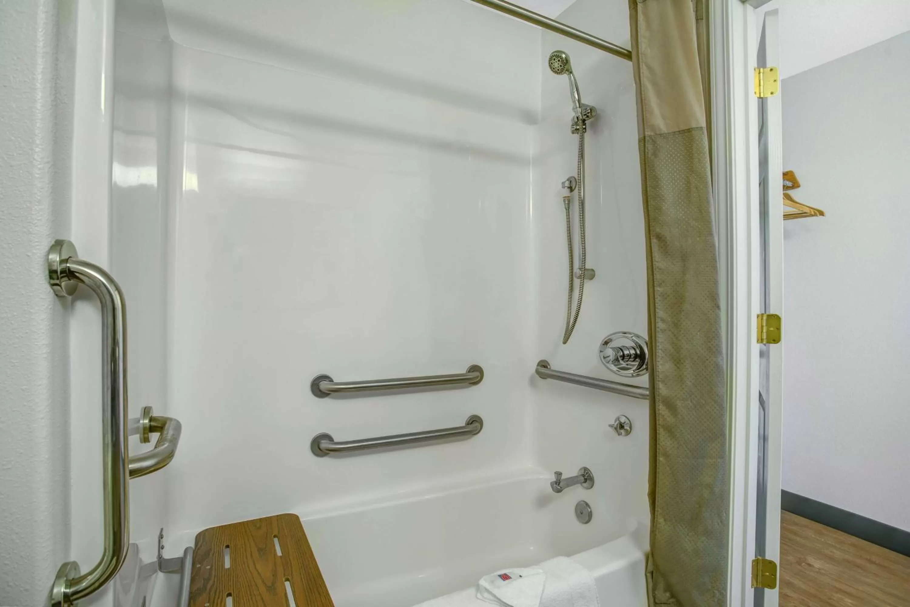 Photo of the whole room in Motel 6-Baker City, OR