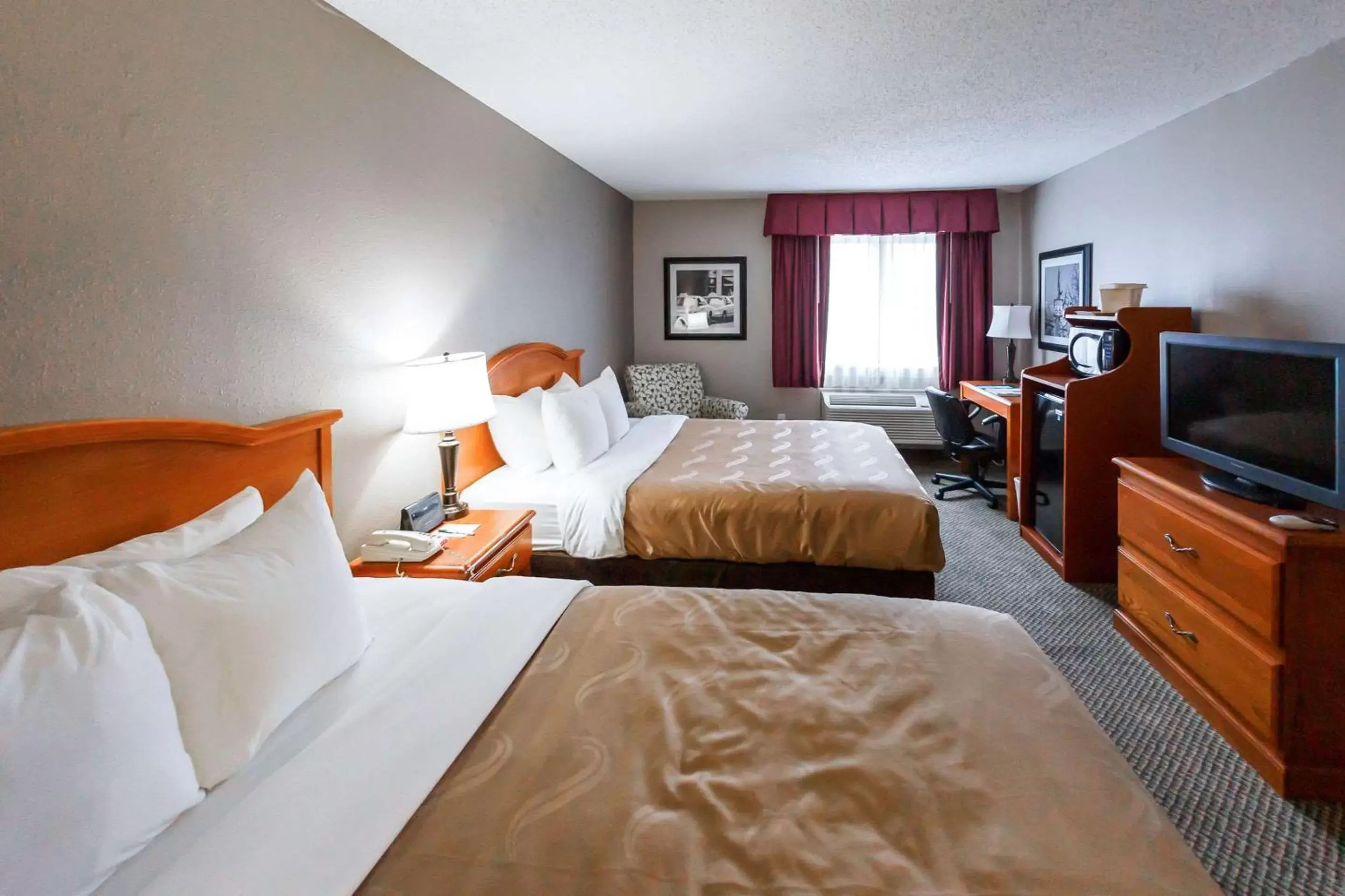 Photo of the whole room, Bed in Quality Inn Burlington near Hwy 34