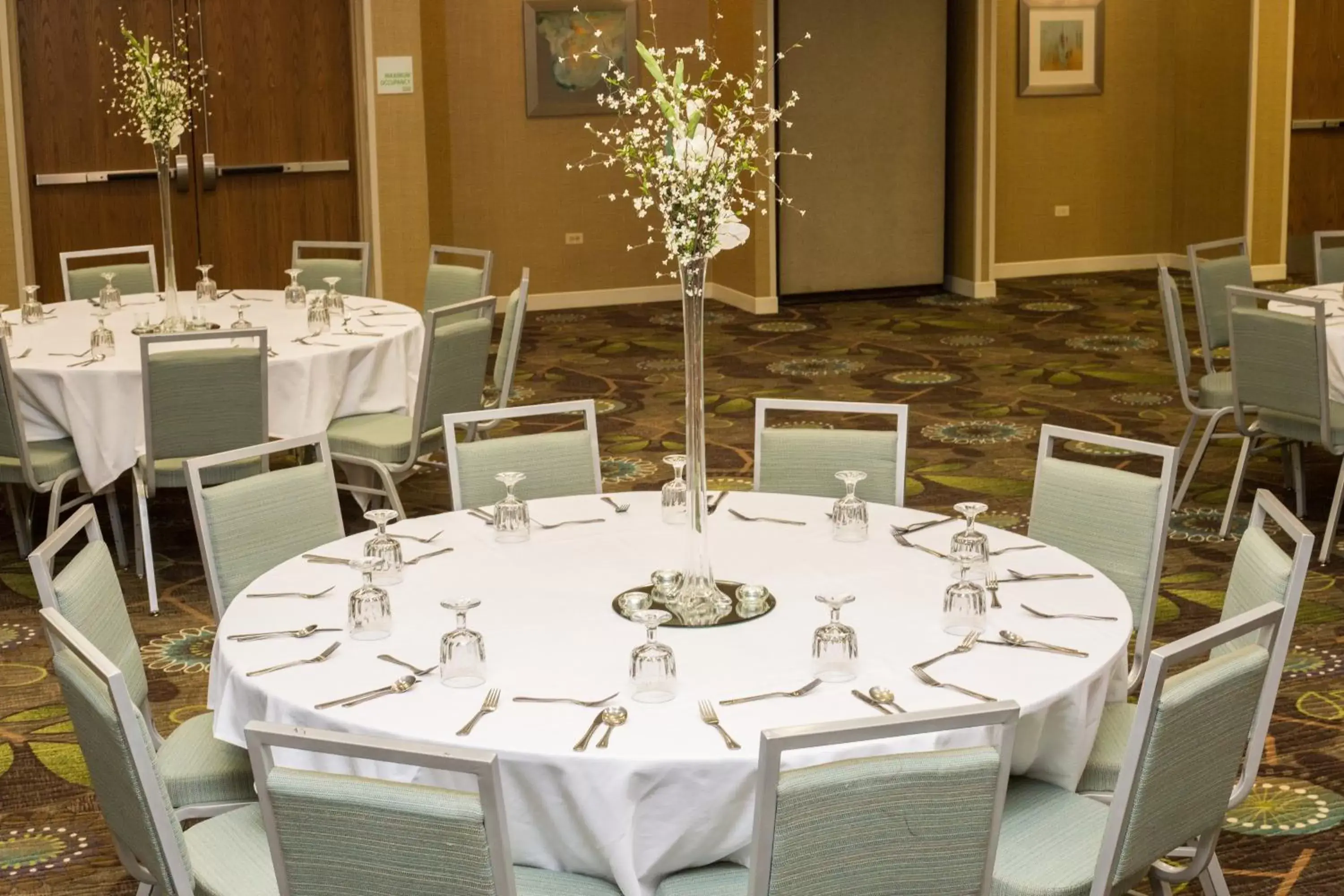 Meeting/conference room, Restaurant/Places to Eat in Holiday Inn Hotel & Suites Bolingbrook, an IHG Hotel