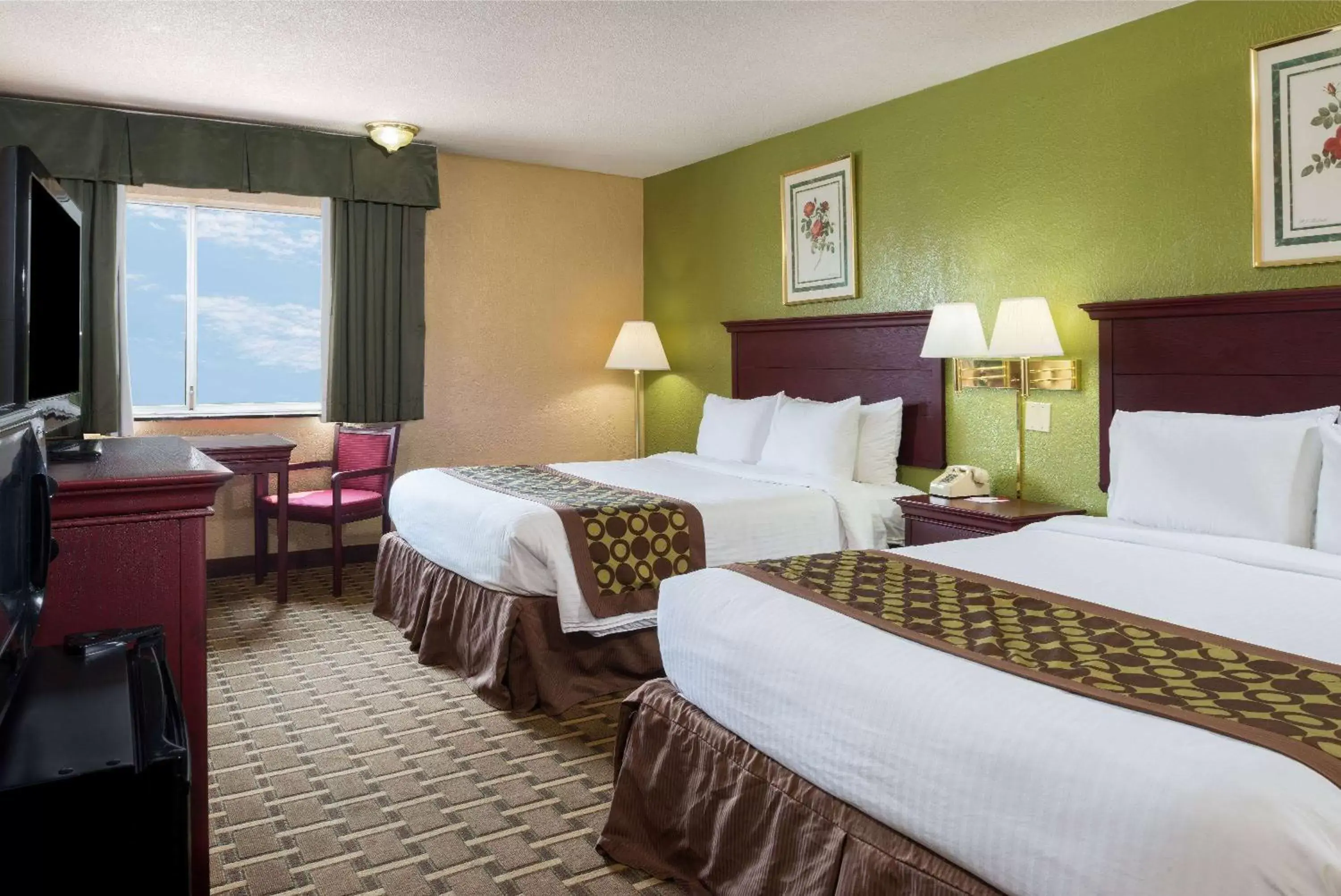 Photo of the whole room, Bed in Ramada by Wyndham Bowling Green
