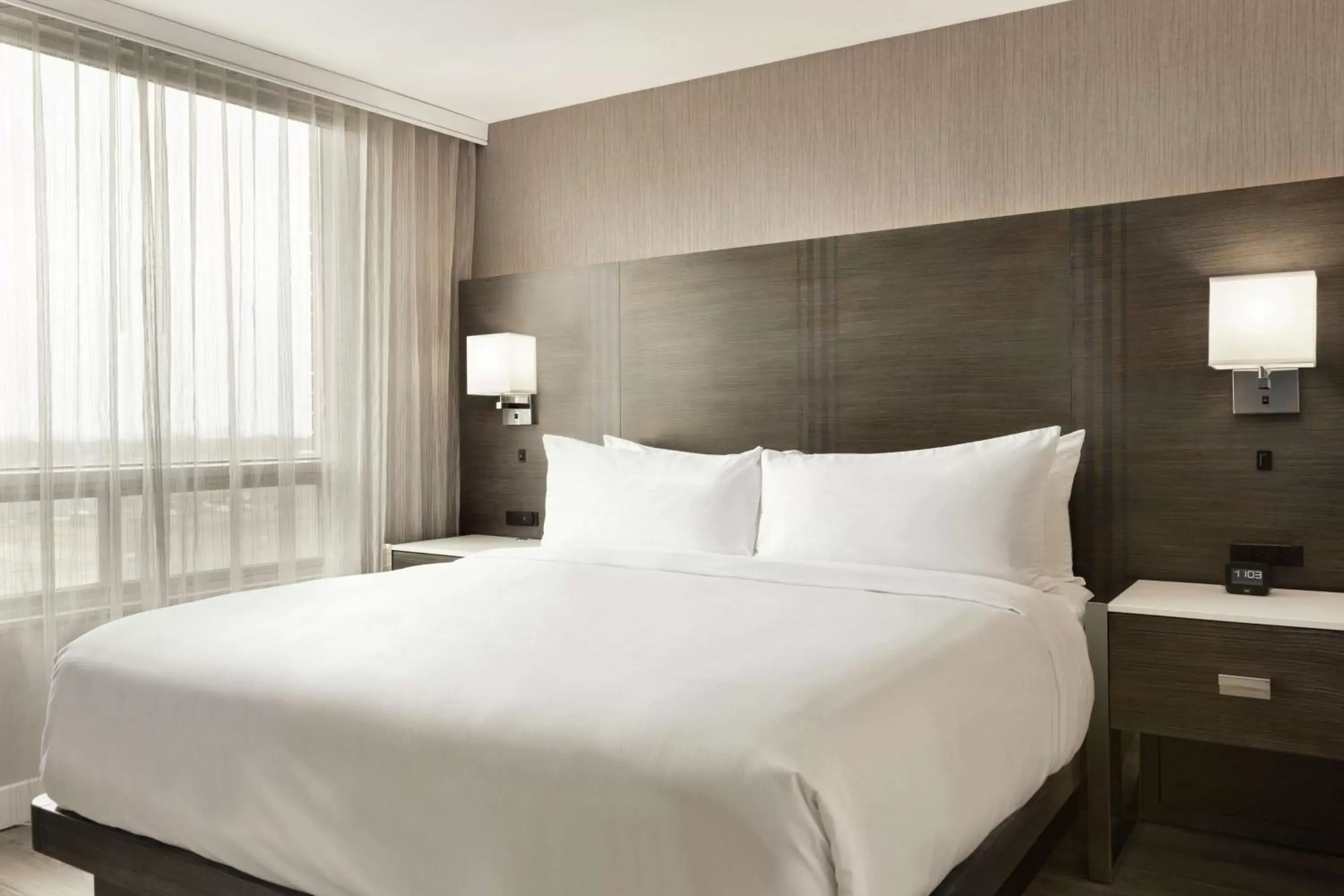 Bed in Embassy Suites By Hilton Montreal Airport