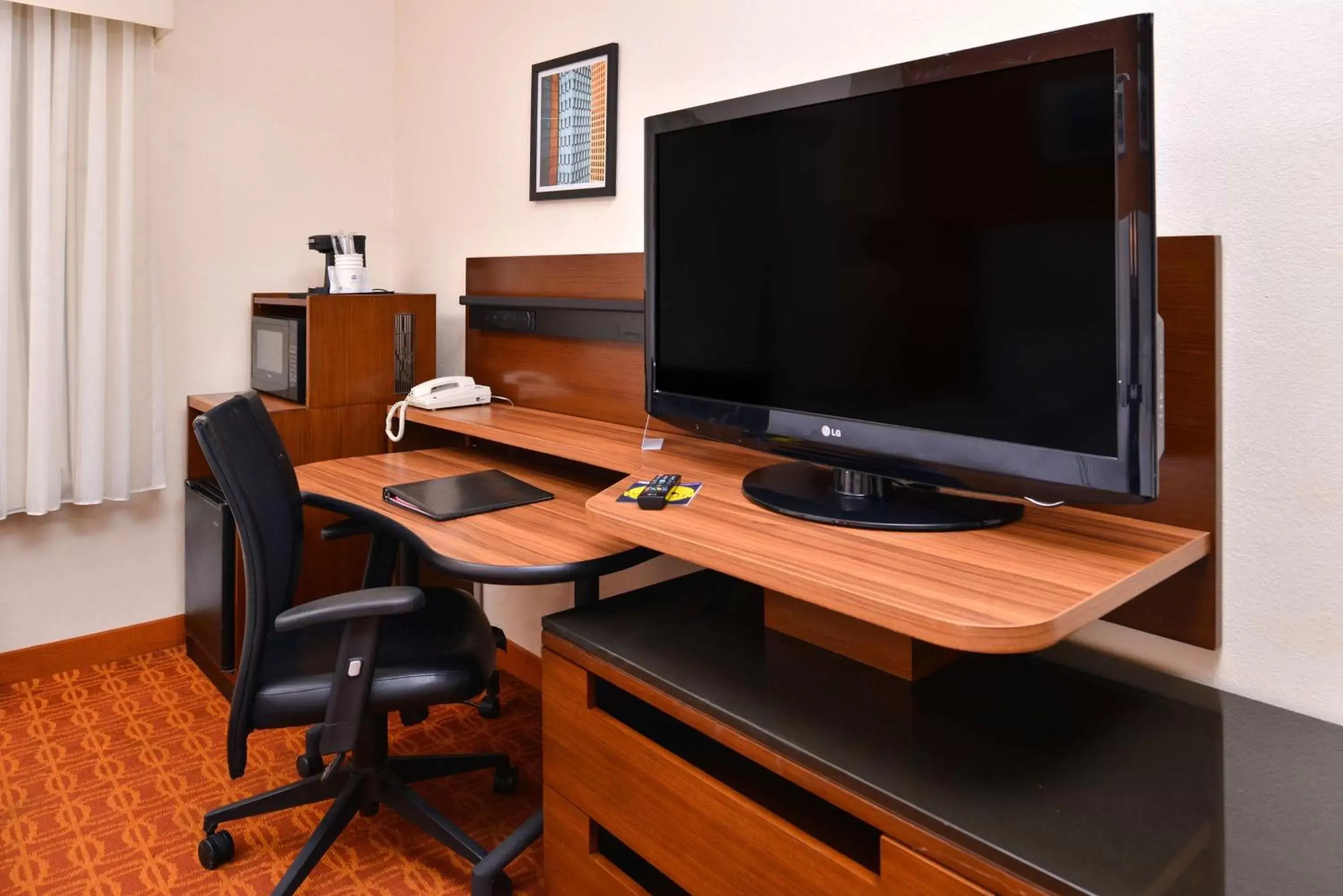 Photo of the whole room, TV/Entertainment Center in SureStay Plus Hotel by Best Western Ottumwa