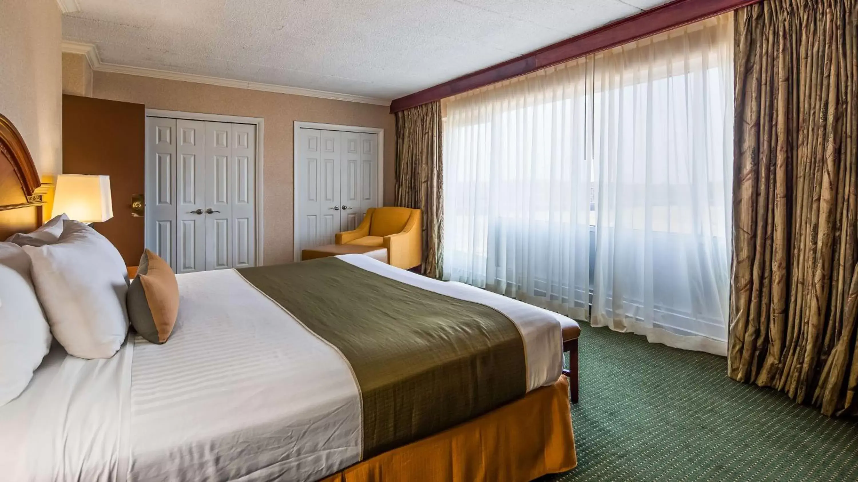 Photo of the whole room, Bed in Best Western Capital Beltway