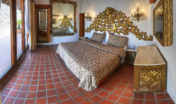 Bed in Posada de la Mision, Hotel Museo y Jardin