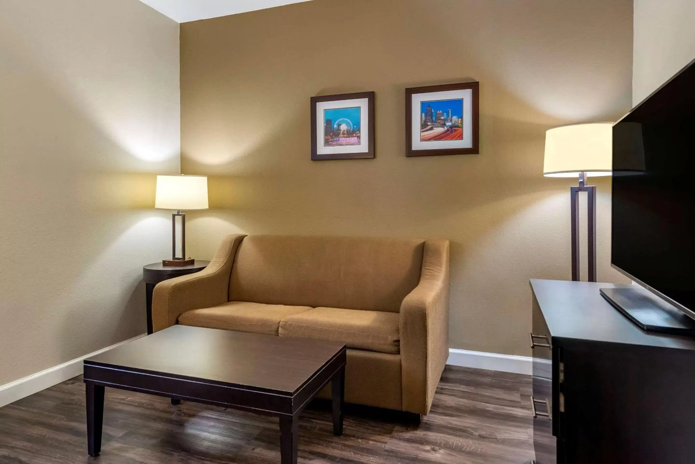 Bedroom, Seating Area in Comfort Inn & Suites near Six Flags