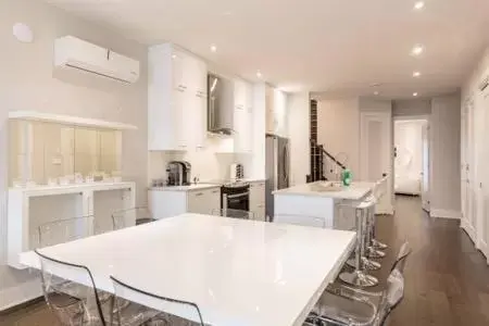 Kitchen or kitchenette, Bathroom in Parc Avenue Lofts