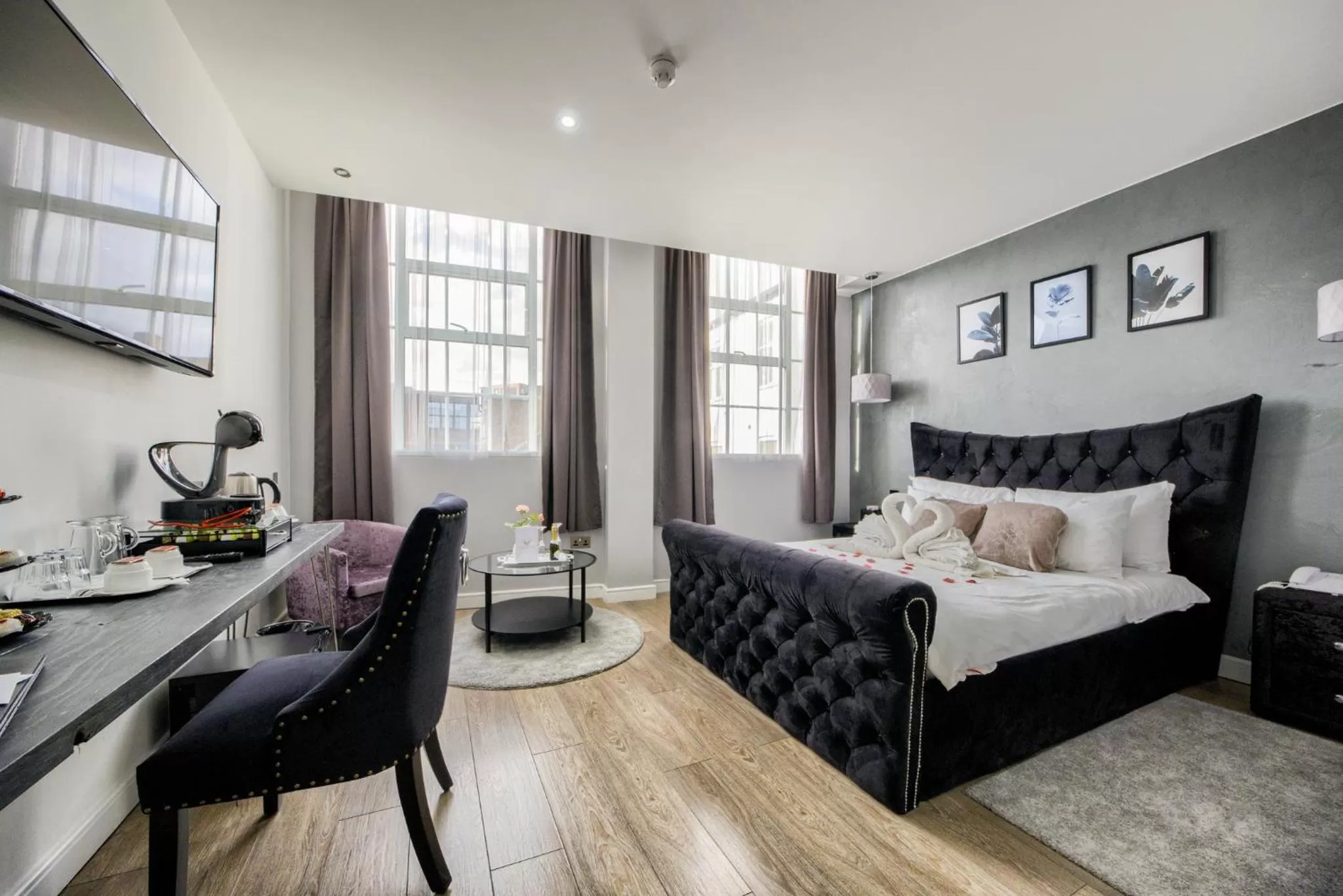 Living room, Bed in Villare Leicester City Centre hotel