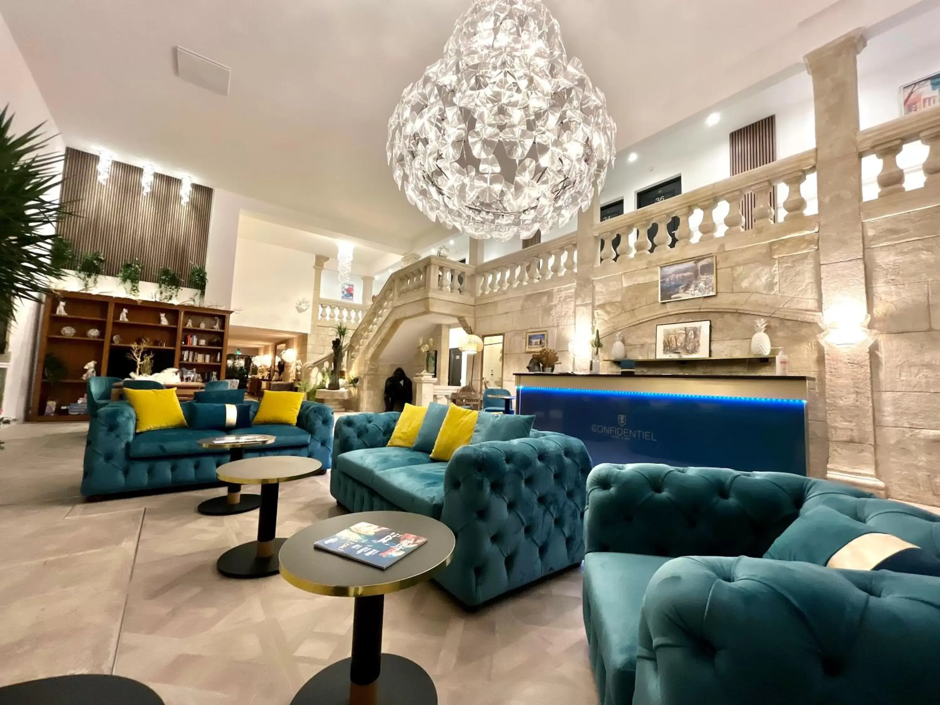 Lobby or reception, Lounge/Bar in Le Confidentiel Hôtel & SPA