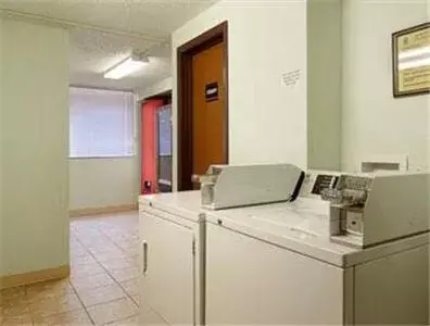 Kitchen/Kitchenette in Super 8 by Wyndham Sioux City/Morningside Area