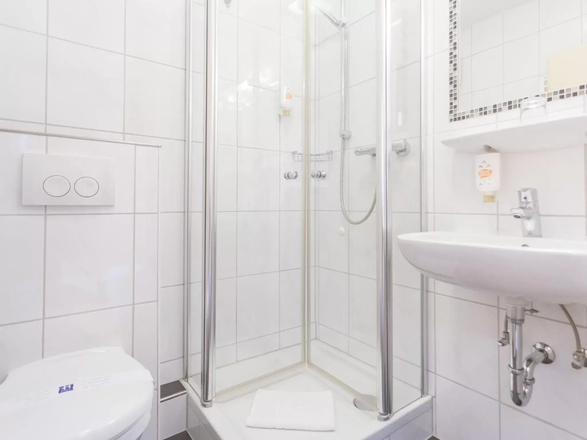 Shower, Bathroom in Stadt-gut-Hotel Siegboot