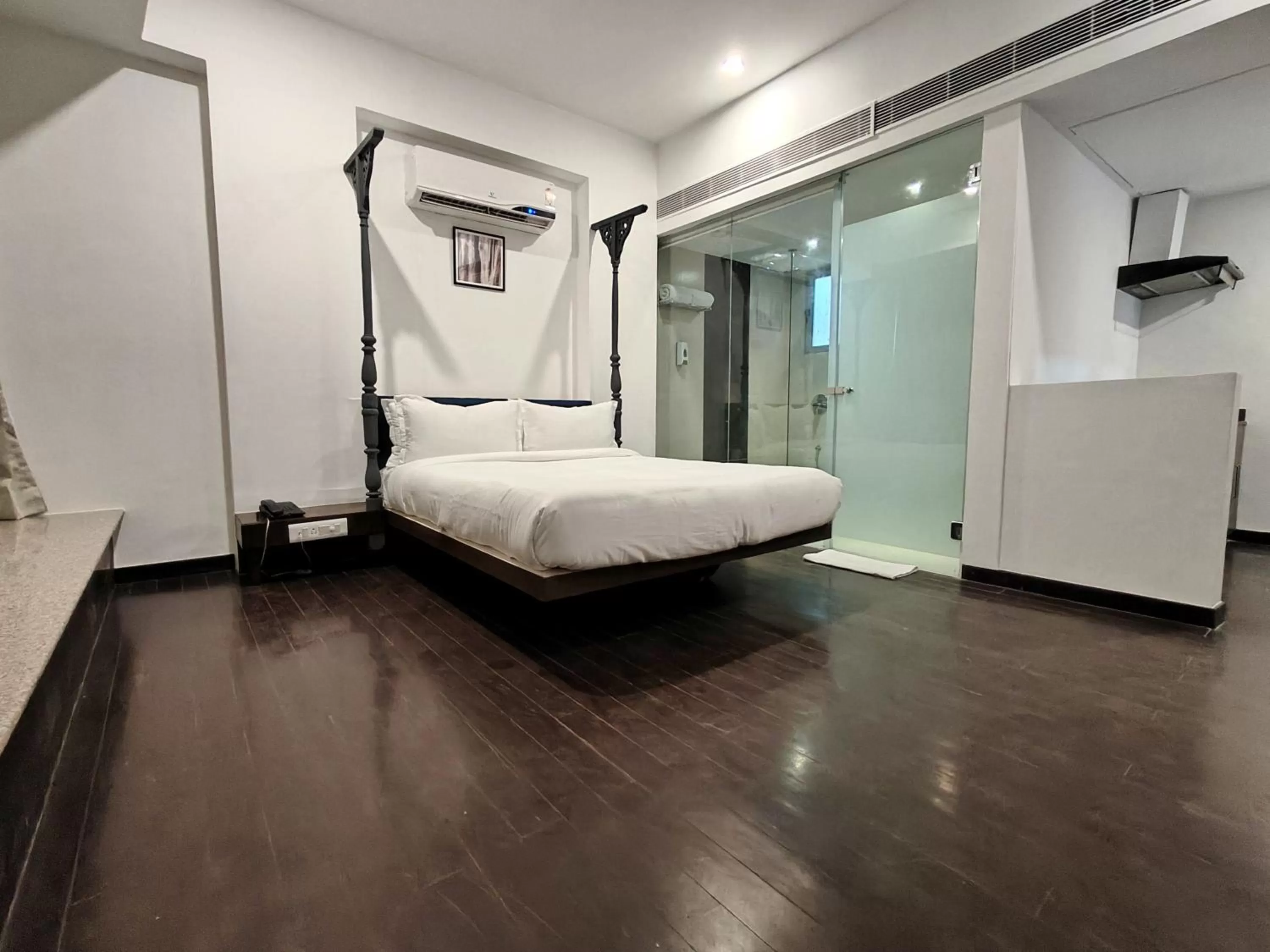 Photo of the whole room, Bed in The Sky Imperial Hotel Yahvi