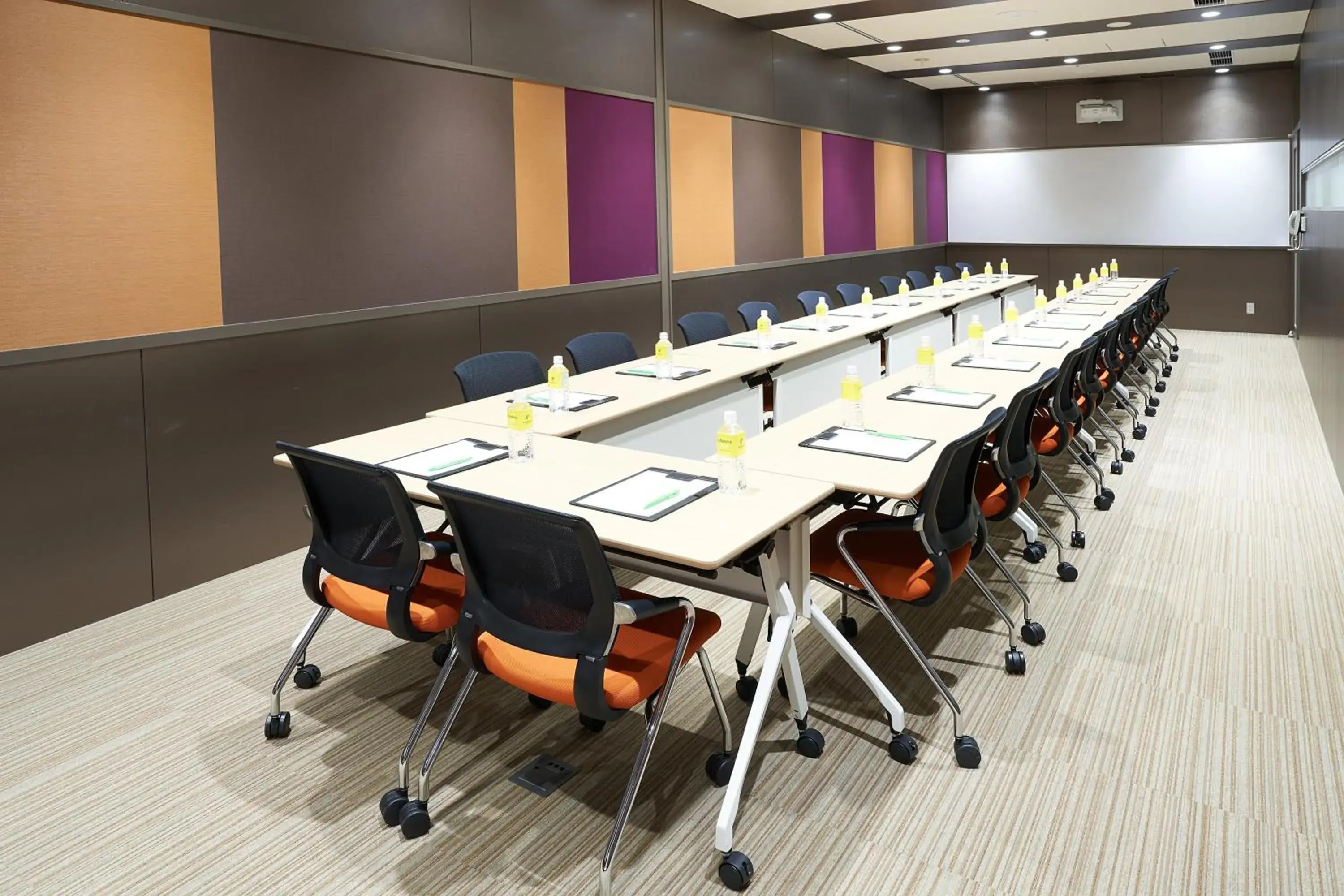 Meeting/conference room in Holiday Inn & Suites Shin Osaka, an IHG Hotel