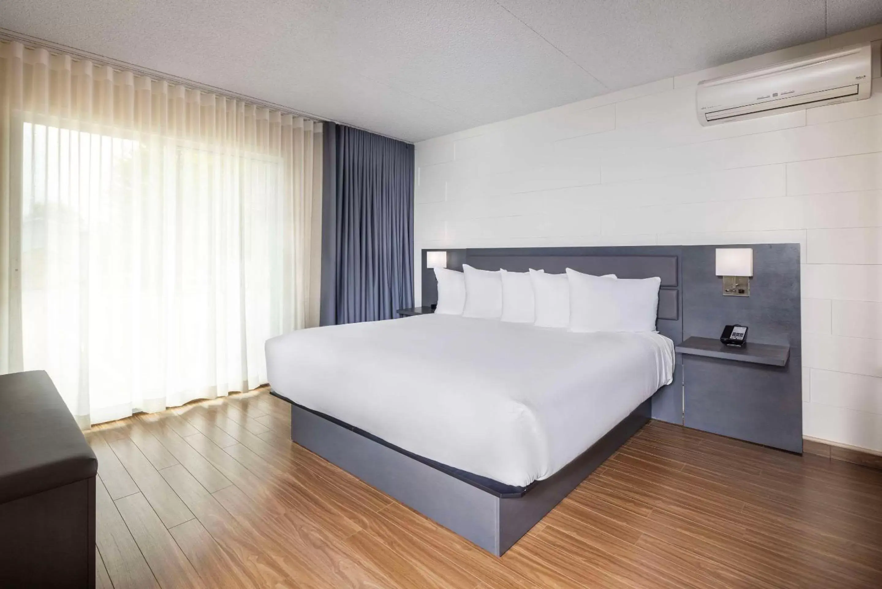 Bedroom, Bed in Les Suites de Laviolette Ascend Hotel Collection