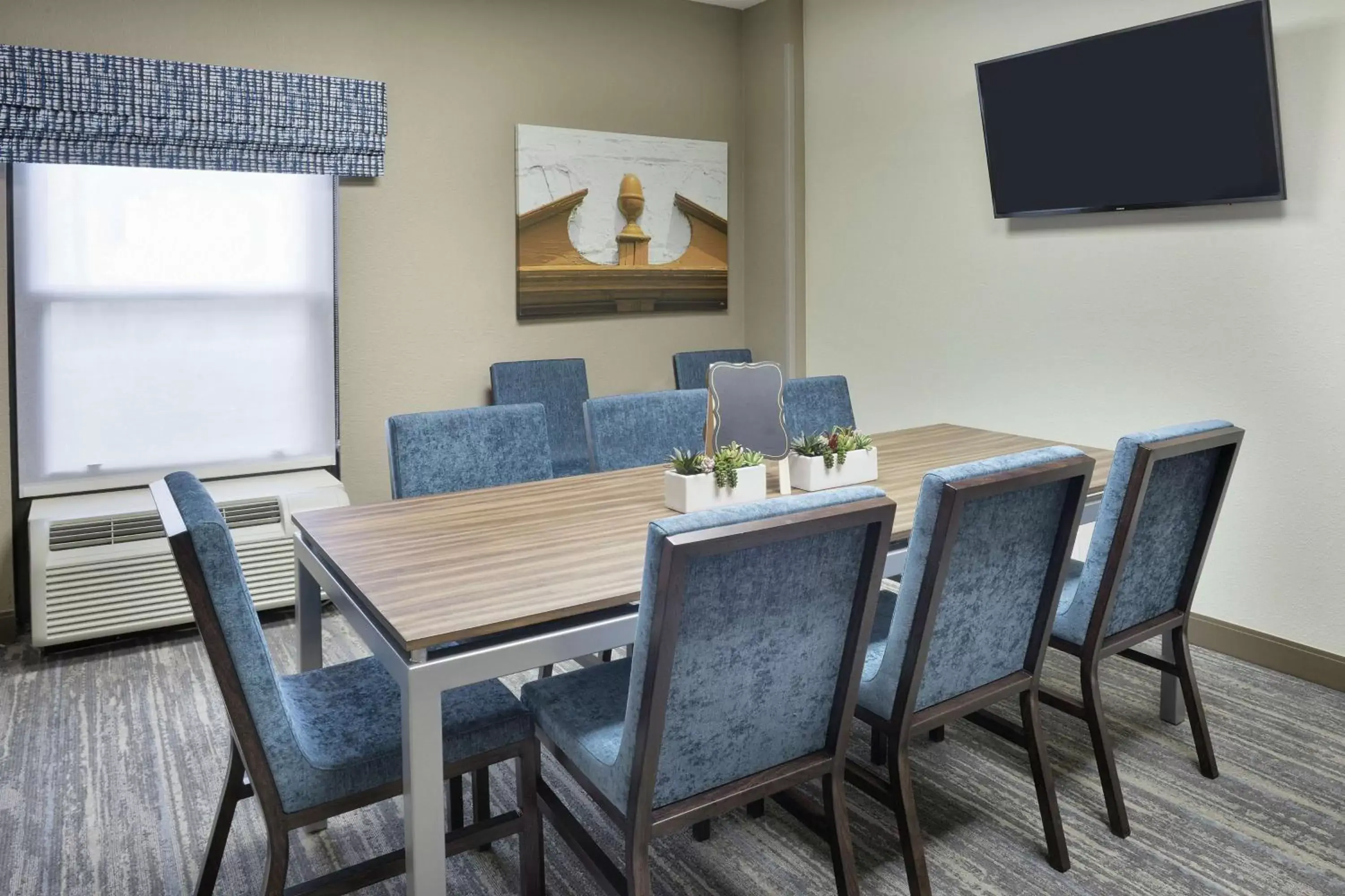 Kitchen or kitchenette, Dining Area in Hampton Inn Memphis/Collierville