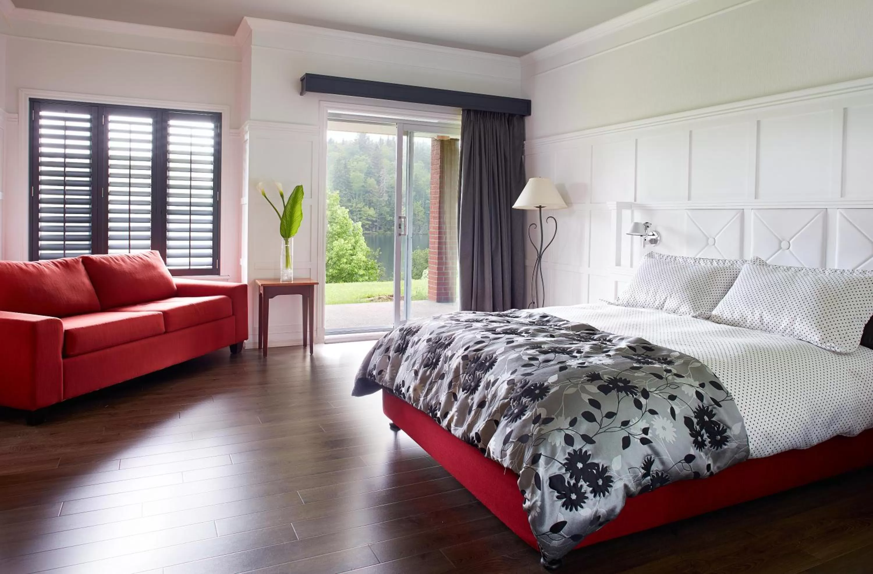 Photo of the whole room, Bed in Auberge du Lac-à-l'Eau-Claire