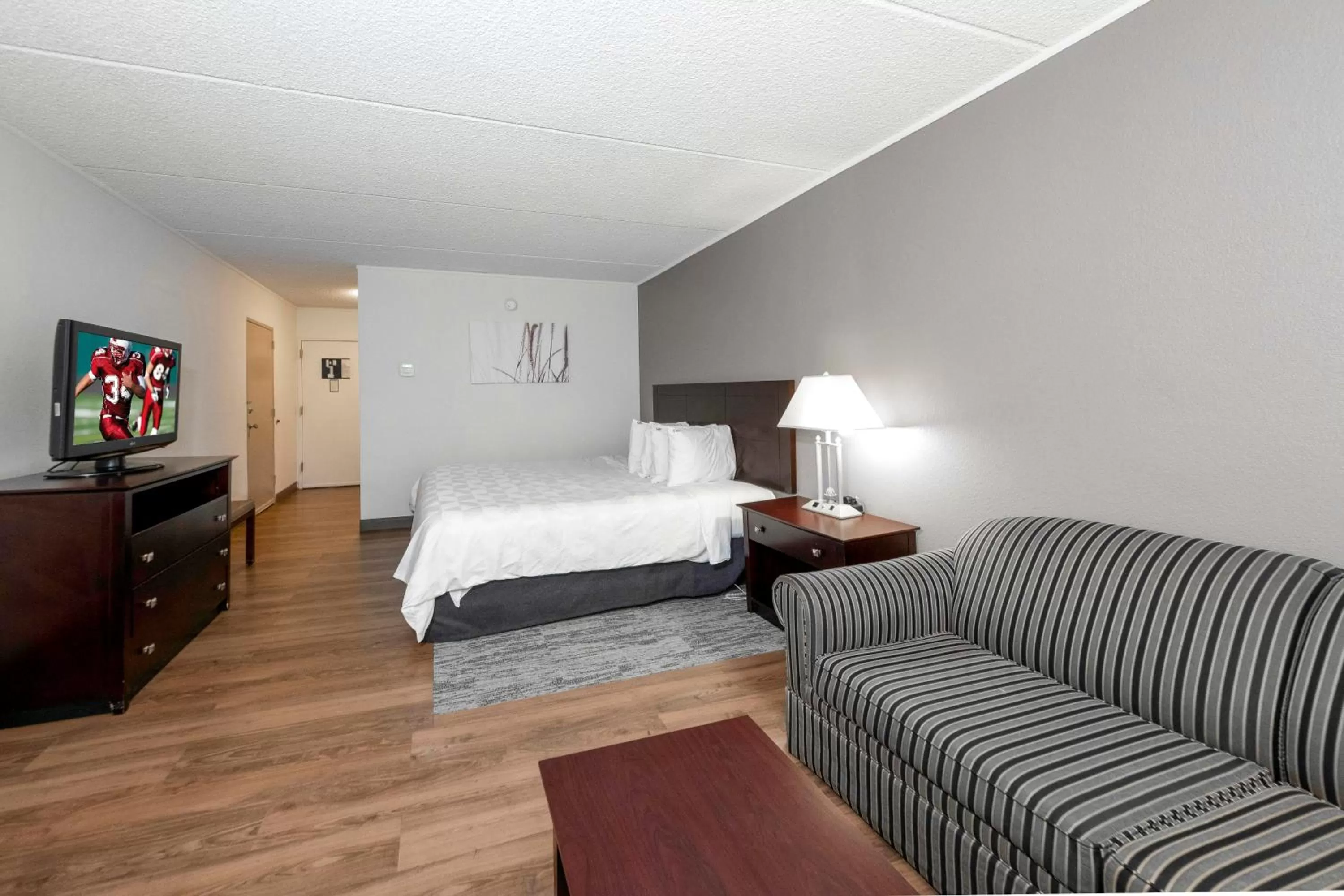 Photo of the whole room, Bed in Red Roof PLUS Newark Liberty Airport - Carteret
