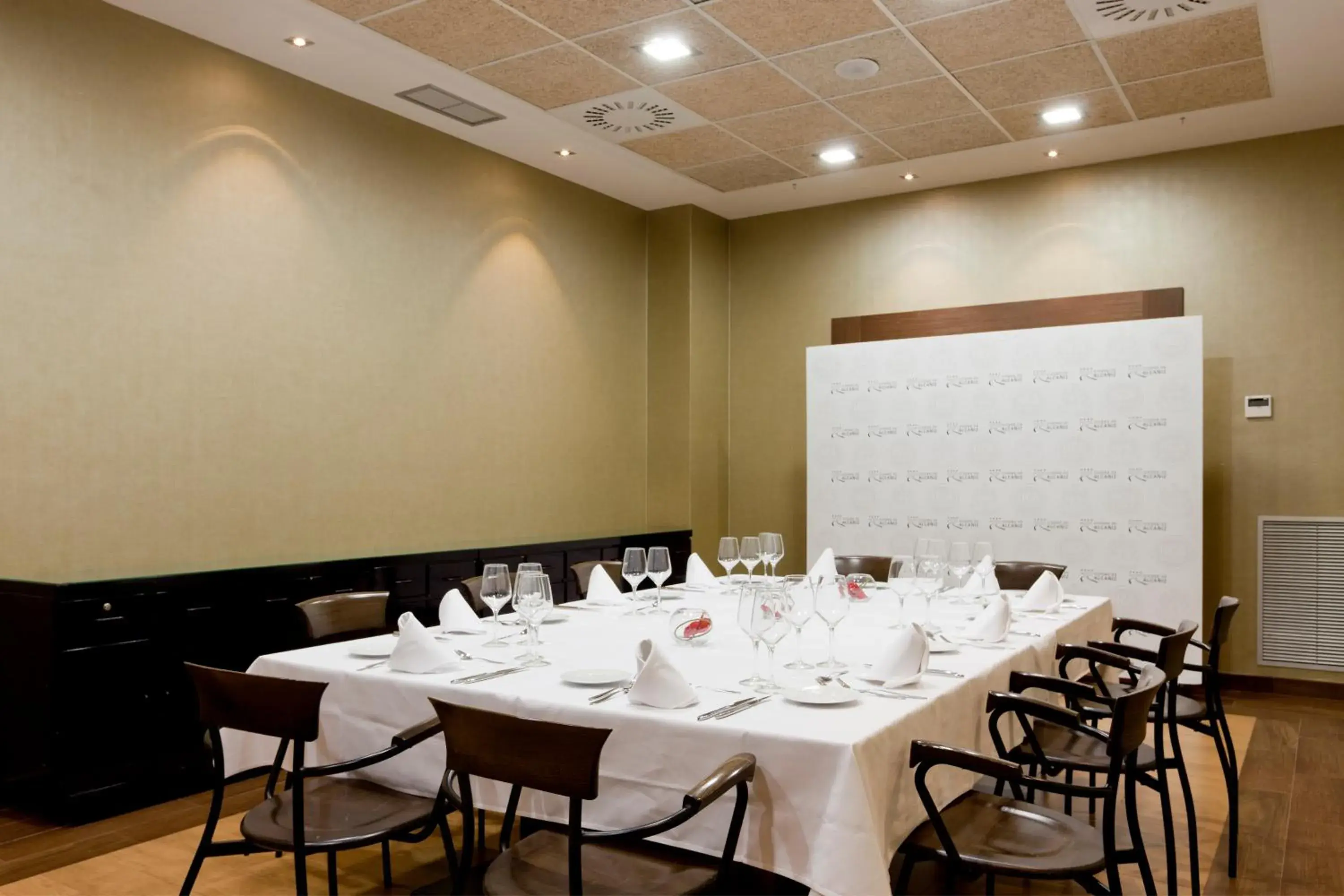Communal lounge/ TV room, Restaurant/Places to Eat in Hotel Ciudad de Alcañiz