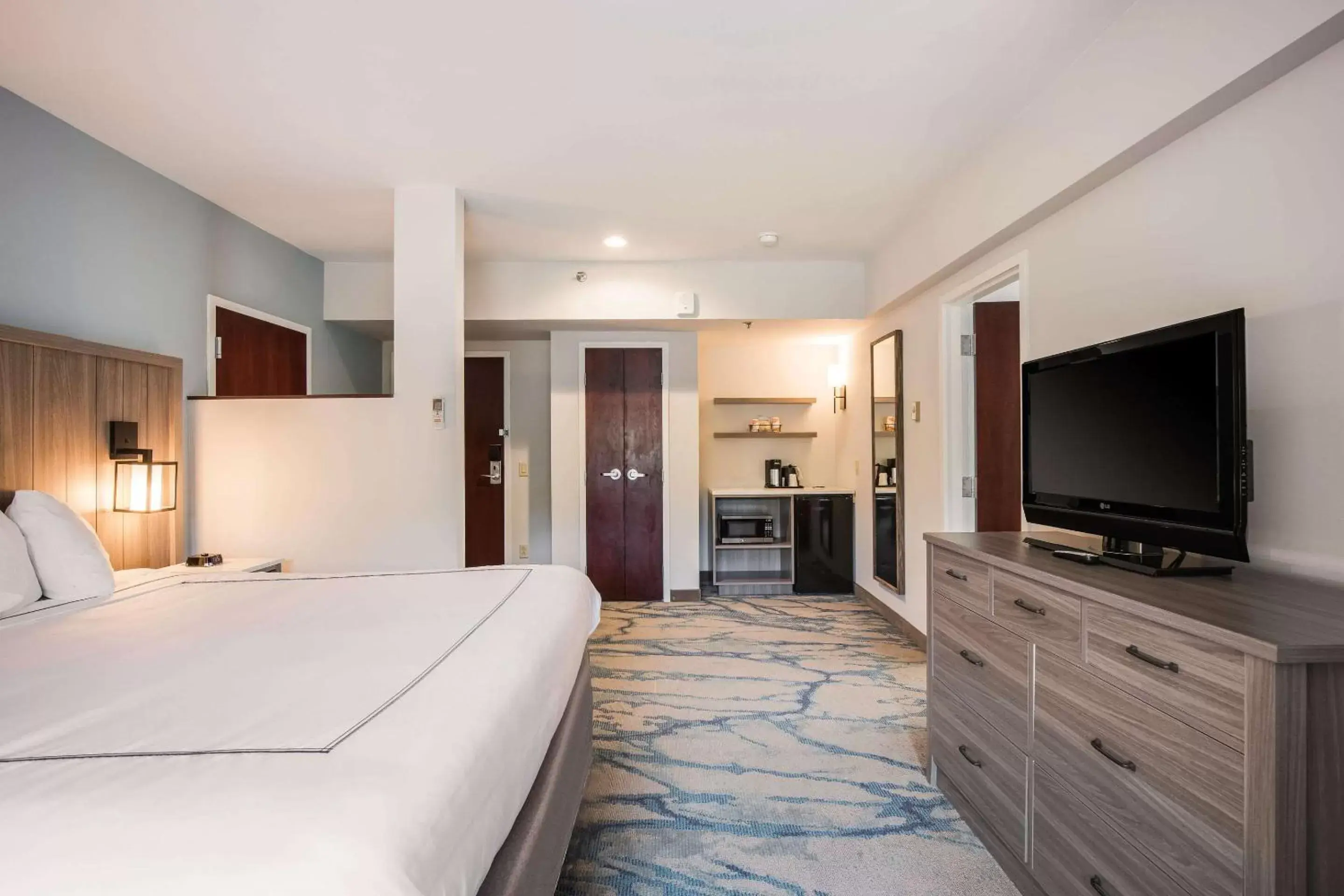 Bed, TV/Entertainment Center in Heidel House Hotel and Conference Center, Ascend Hotel Collection