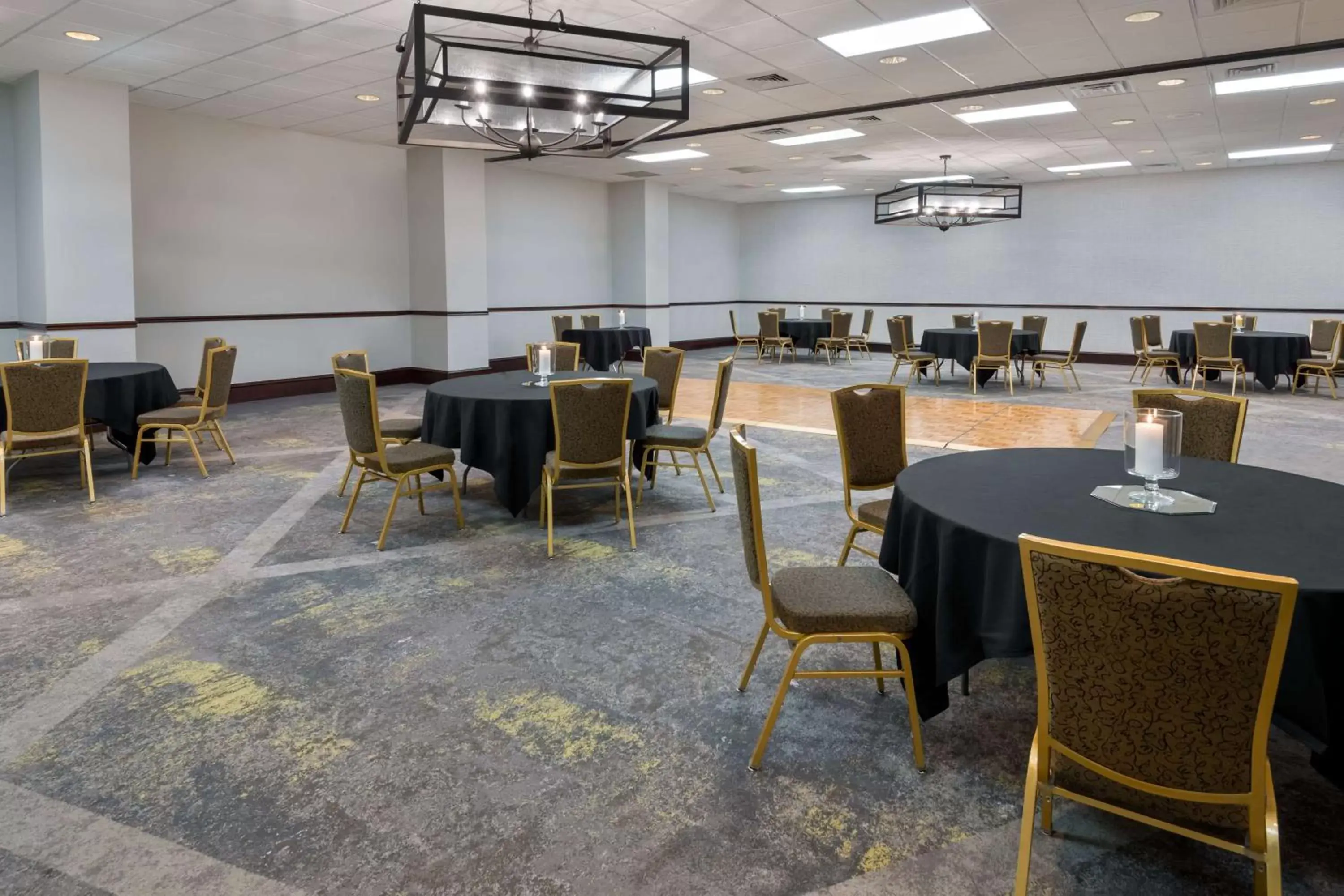Meeting/conference room, Restaurant/Places to Eat in Embassy Suites Dallas - Park Central Area